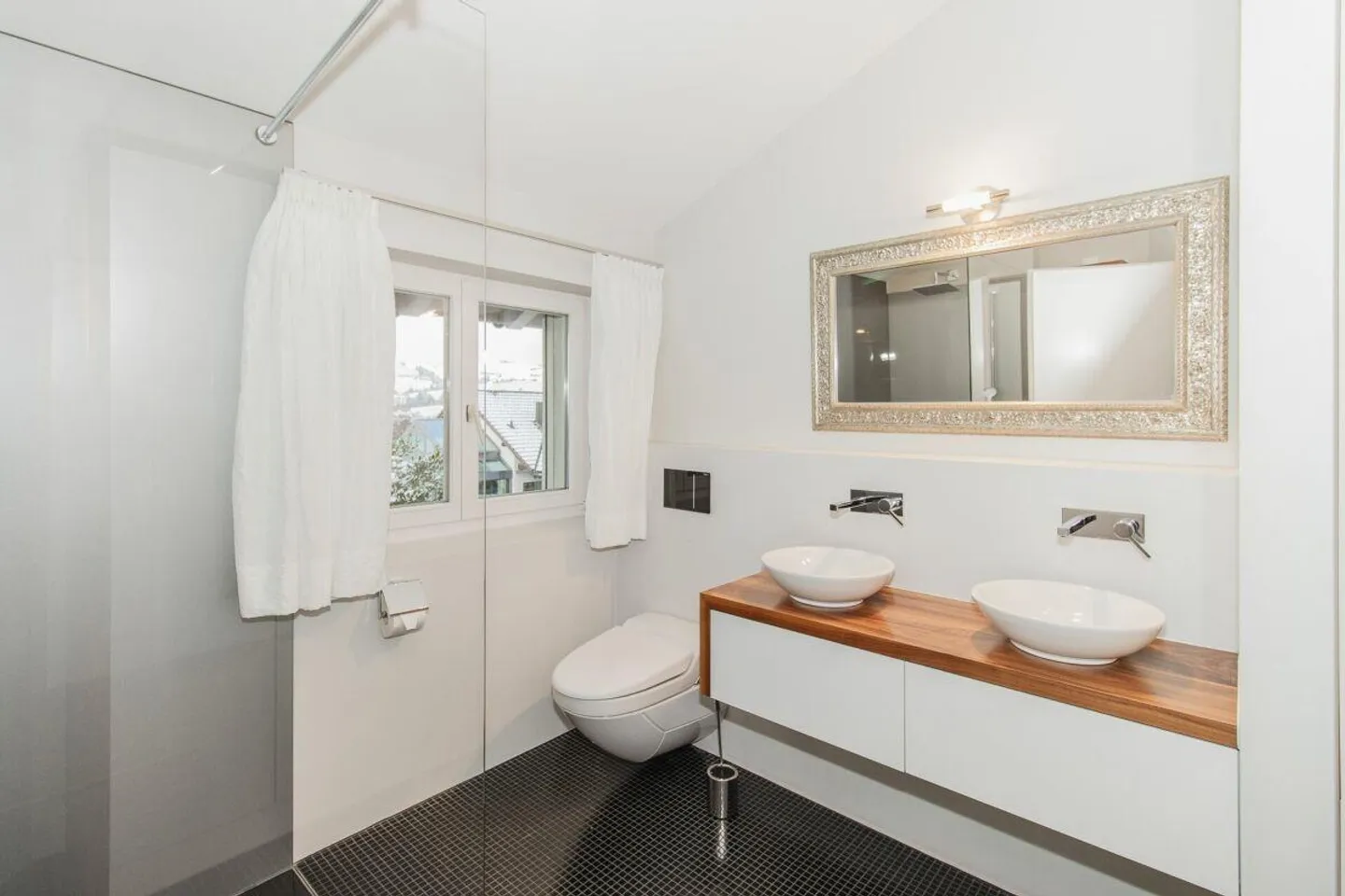 Grande maison jumelée de 6,5 pièces dans un quartier résidentiel privilégié - modernisée et prête à emménager - Photo 12 sur 14