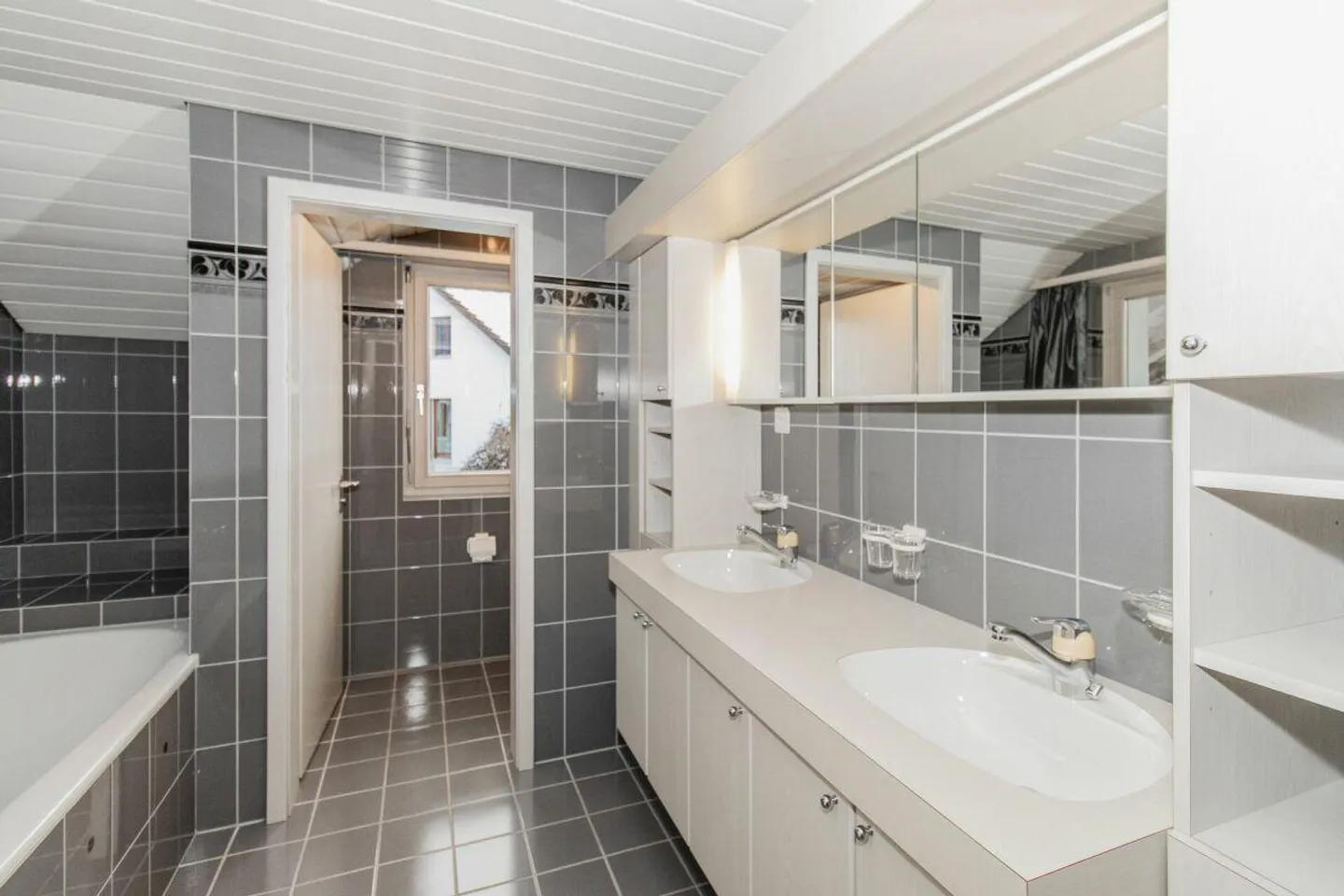 Grande maison jumelée de 6,5 pièces dans un quartier résidentiel privilégié - modernisée et prête à emménager - Photo 13 sur 14