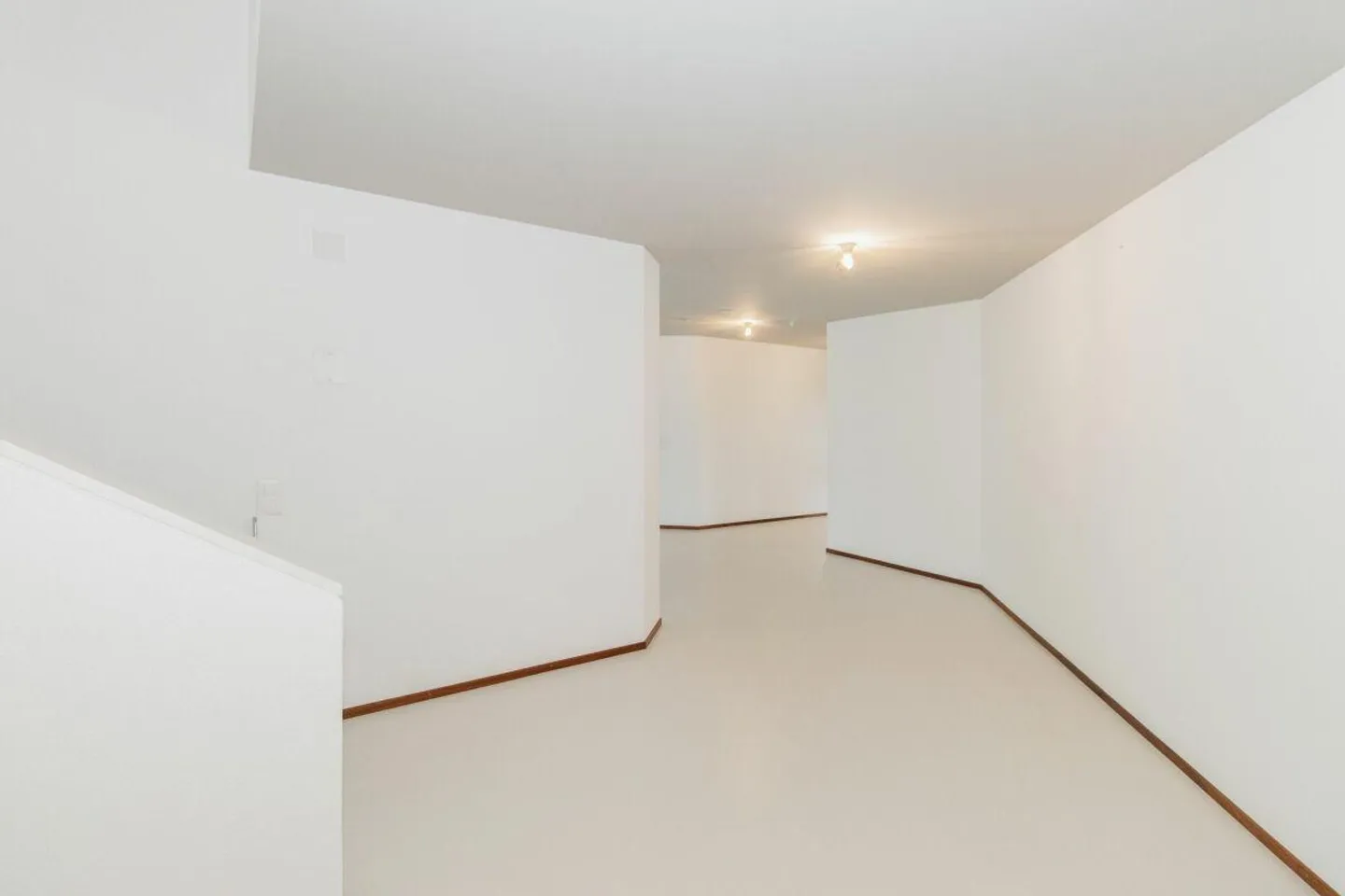 Grande maison jumelée de 6,5 pièces dans un quartier résidentiel privilégié - modernisée et prête à emménager - Photo 14 sur 14