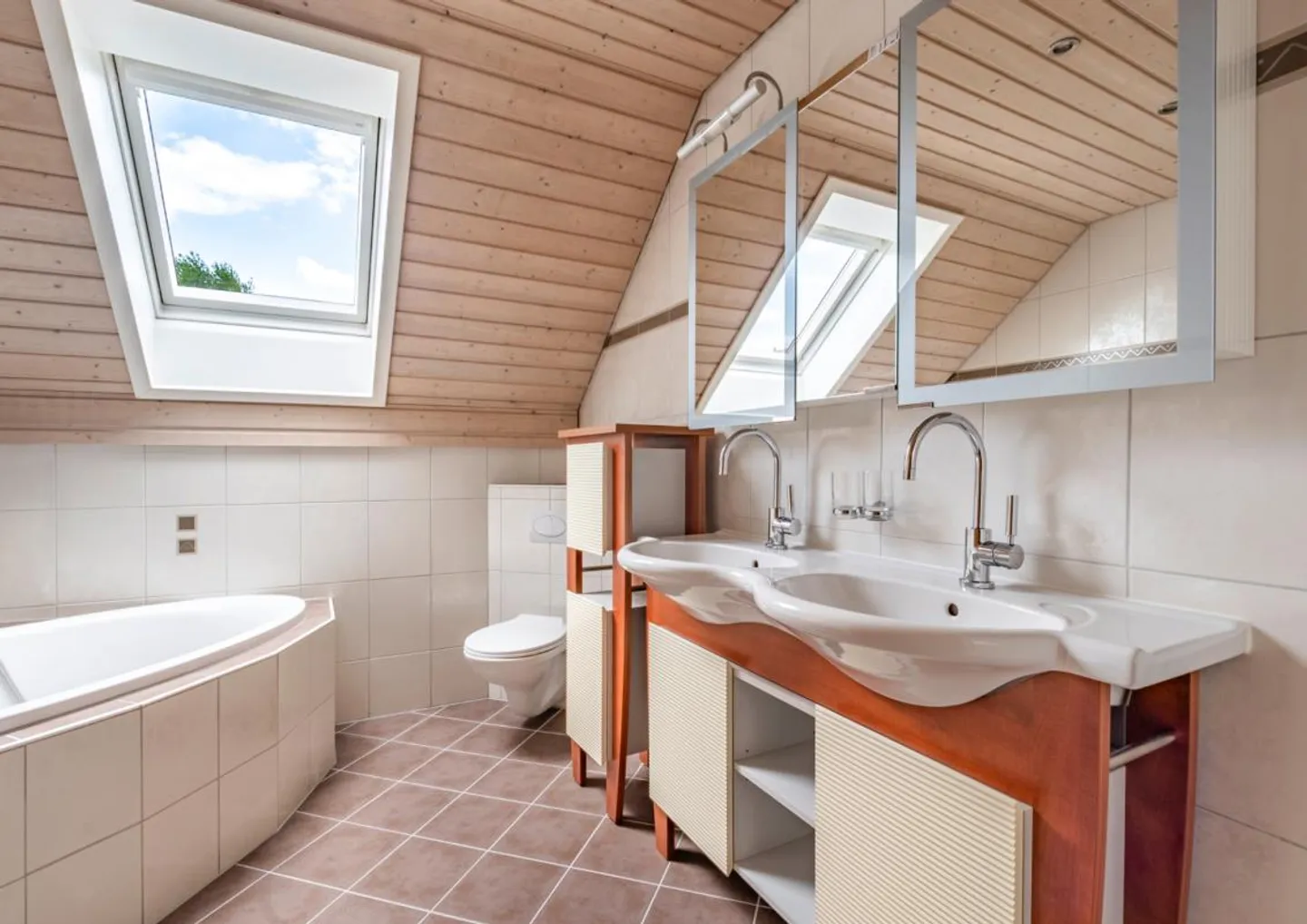 SPACIOUS - GARDEN IDYLL - VARIETY OF ROOMS - Photo 7 of 12