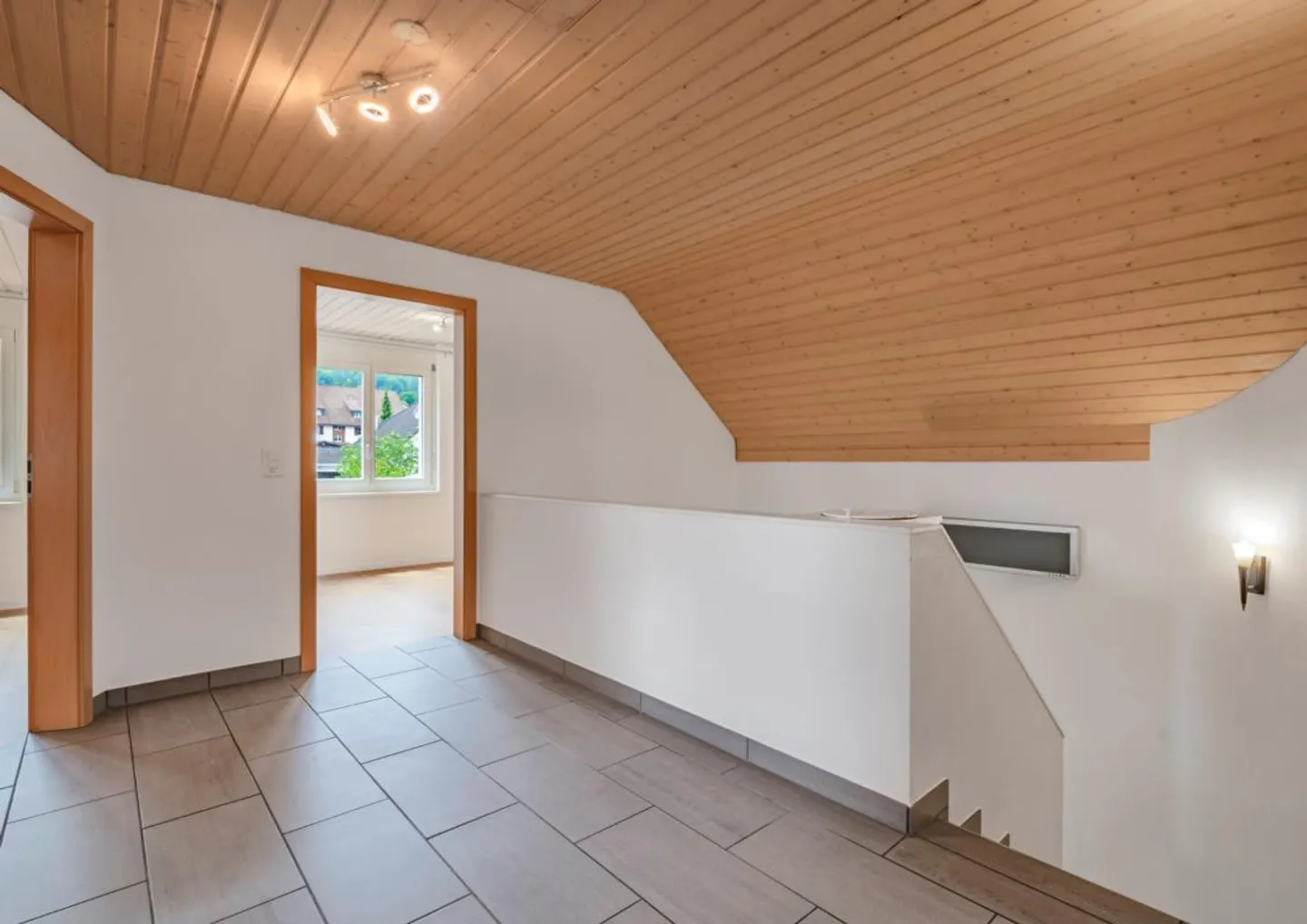 SPACIOUS - GARDEN IDYLL - VARIETY OF ROOMS - Photo 2 of 12