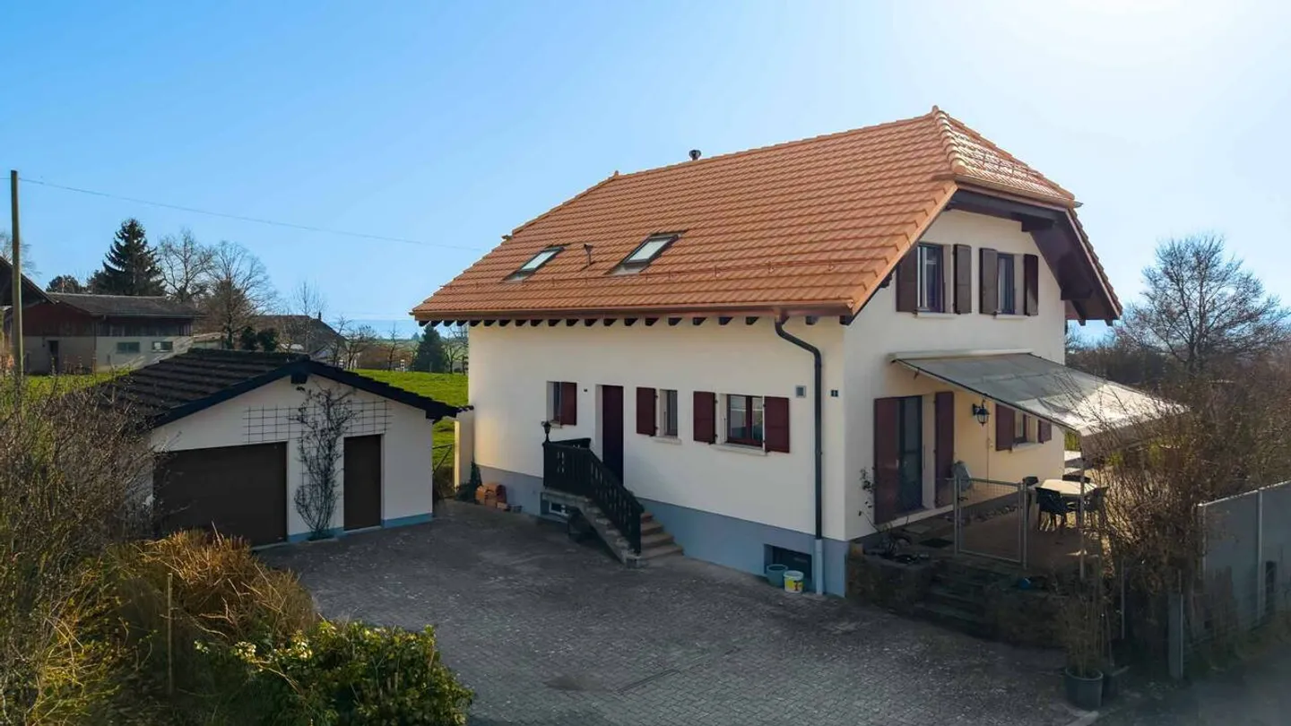 Villa indipendente con 5,5 stanze, terrazza e giardino - Foto 1 di 13