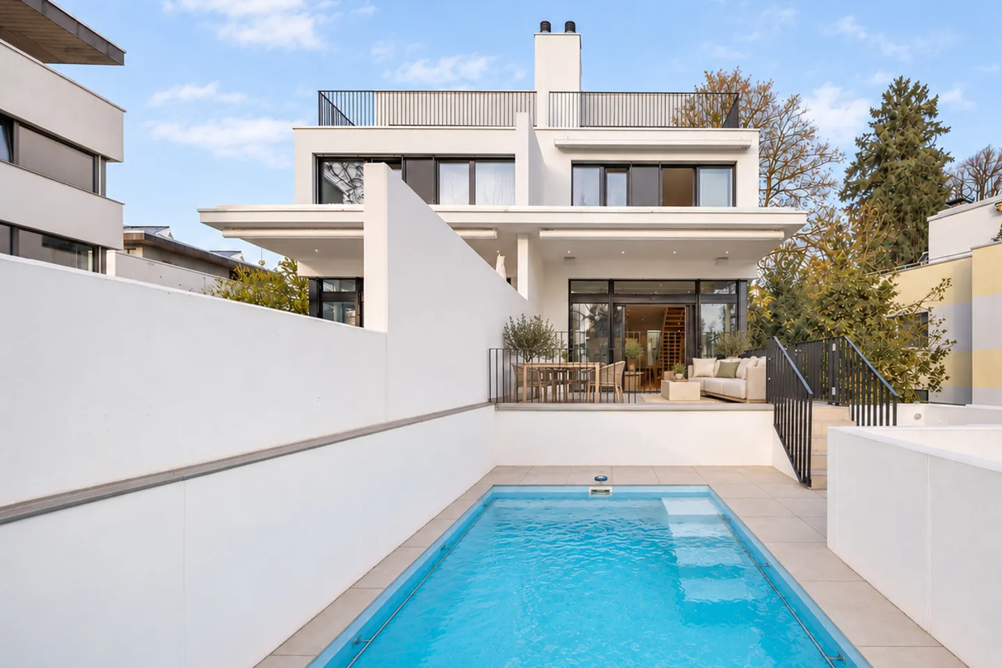 Modernes Terrassenhaus mit Pool - Foto 15 von 15