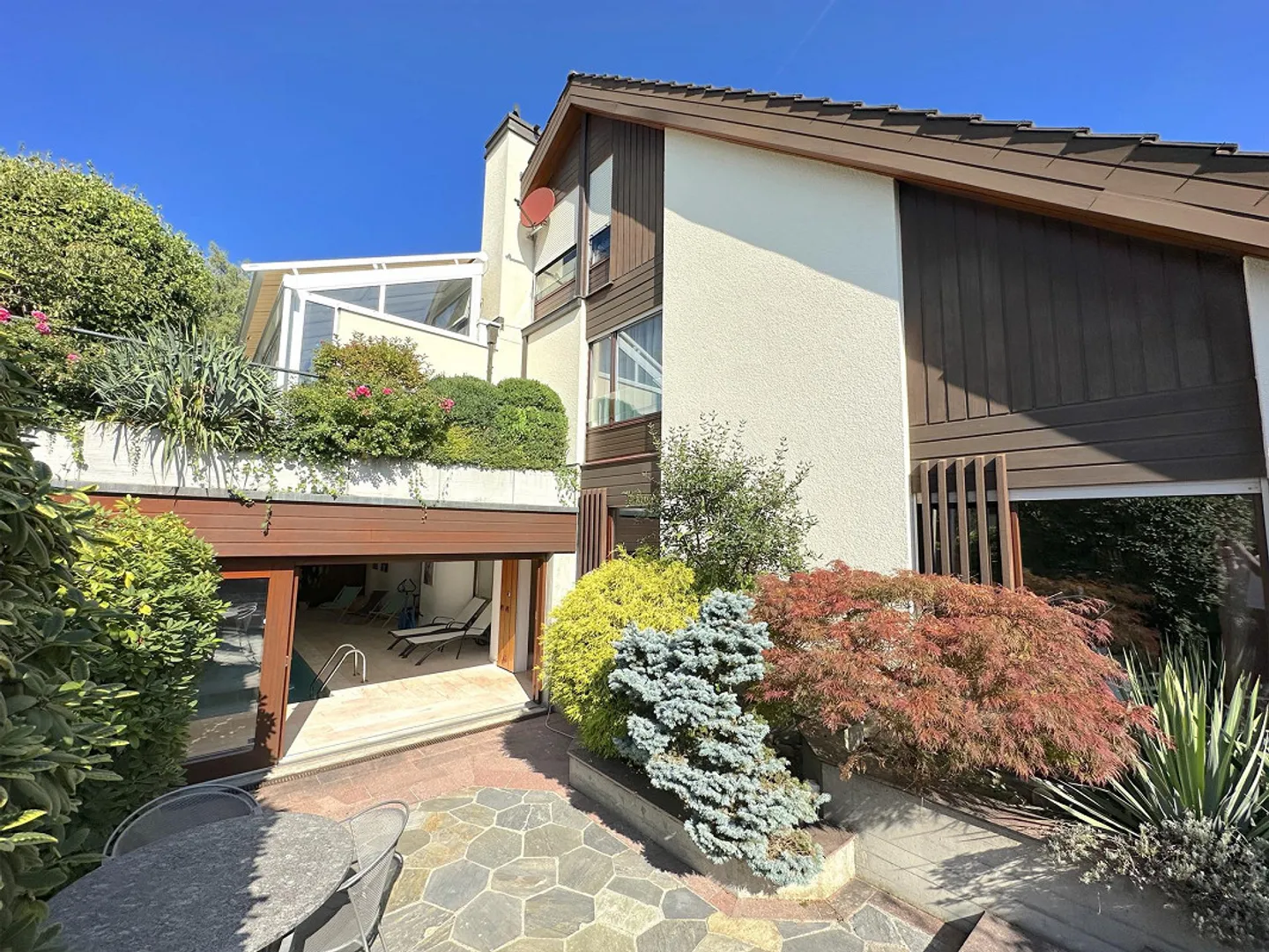 Binningen: Spacious 6.5 Room Villa with Winter Garden and Indoor Pool - Photo 1 of 14
