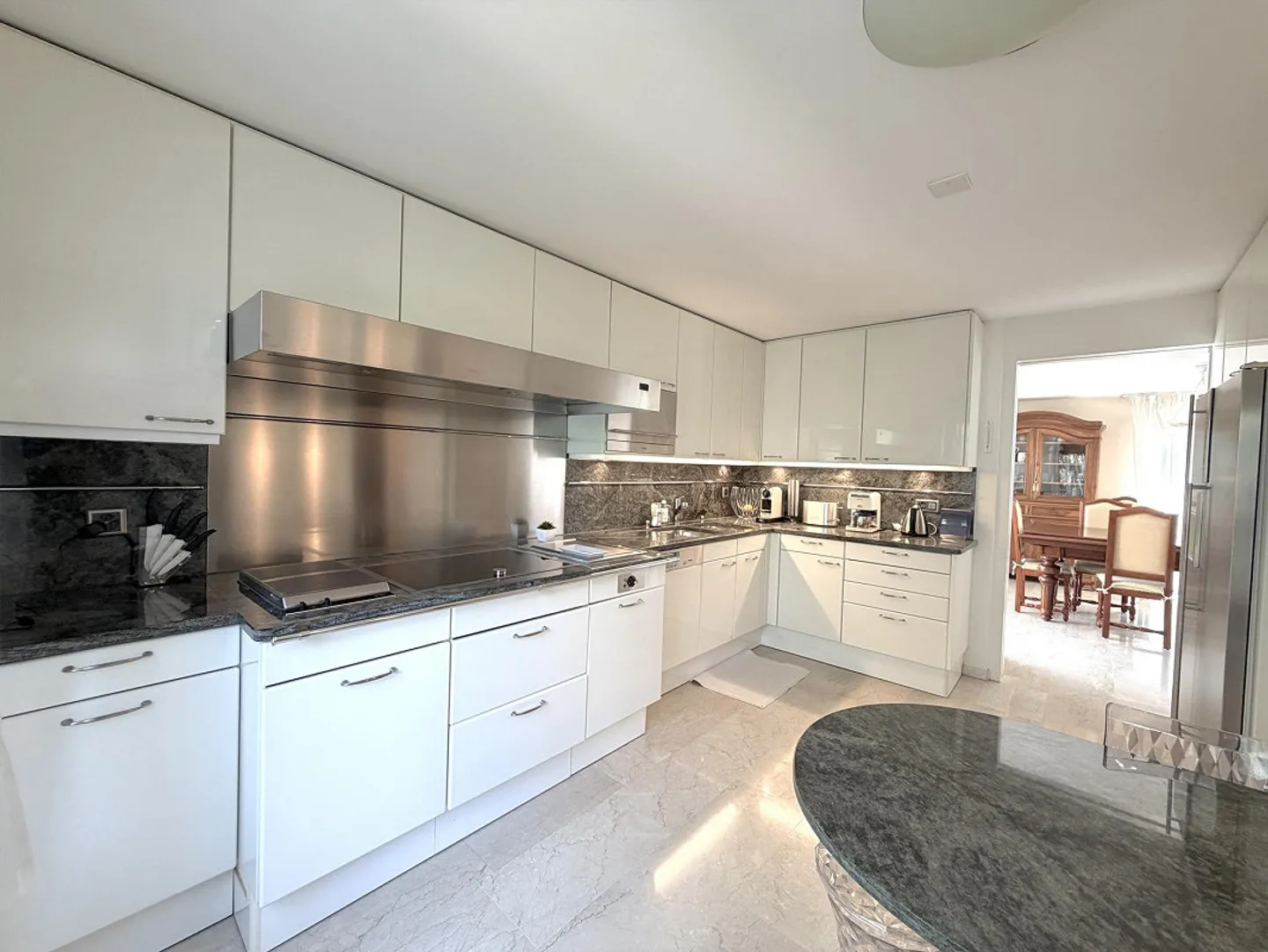 Binningen: Spacious 6.5 Room Villa with Winter Garden and Indoor Pool - Photo 3 of 14