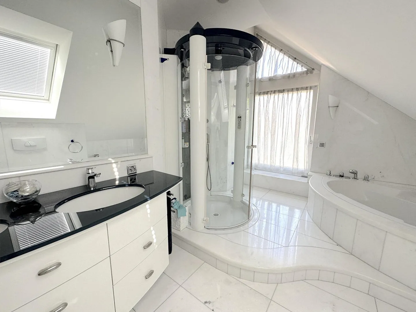Binningen: Spacious 6.5 Room Villa with Winter Garden and Indoor Pool - Photo 12 of 14