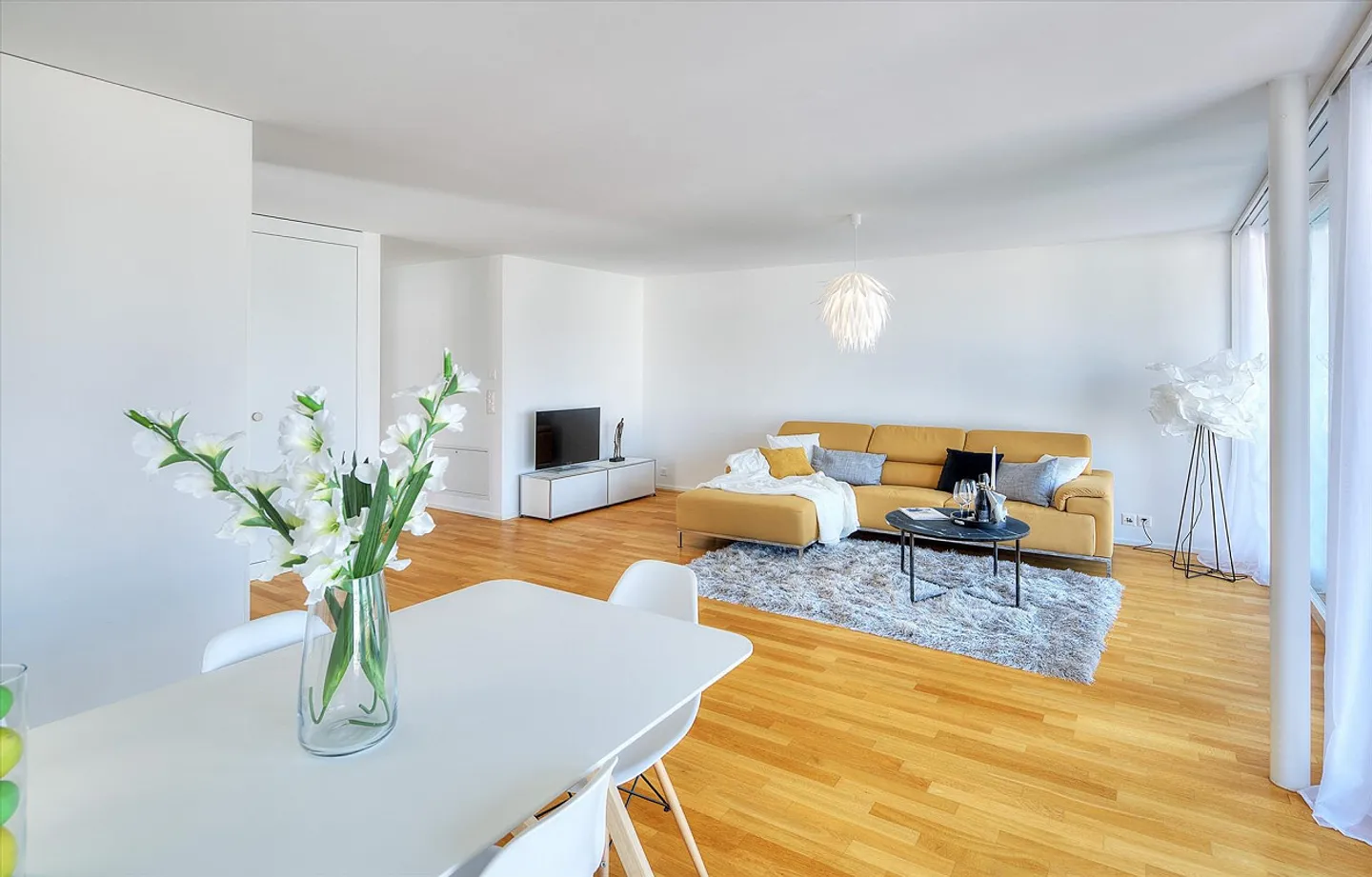 Modern Studio Near Train Station - Photo 2 of 5