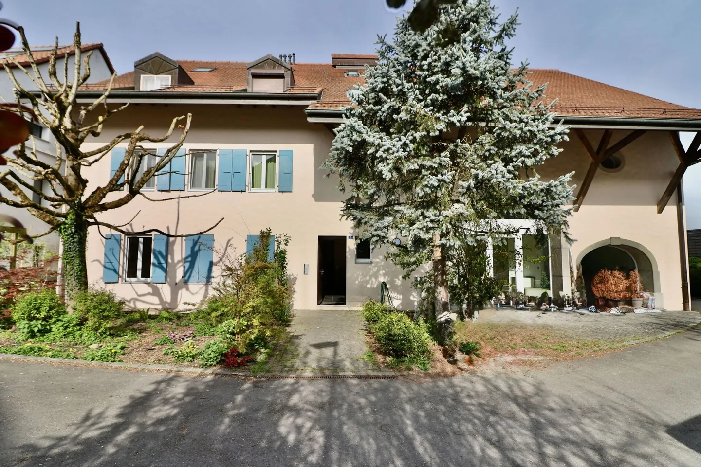 4.5 BRIGHT ROOMS IN A BUCOLIC SETTING - SMALL CONDOMINIUM OF 6 UNITS - Photo 1 of 12