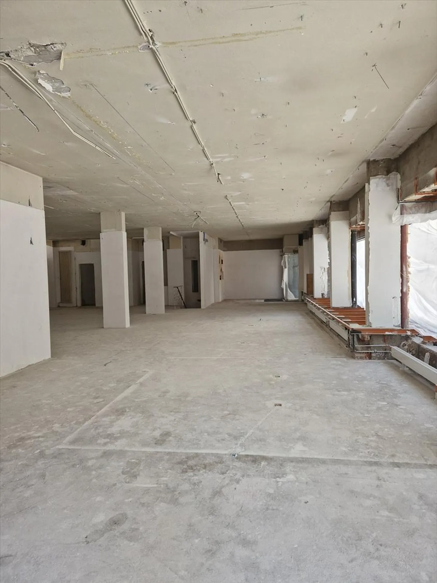 Commercial space on the ground floor - Photo 5 of 6