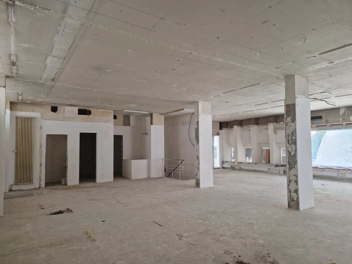 Commercial space on the ground floor - Photo 3 of 6