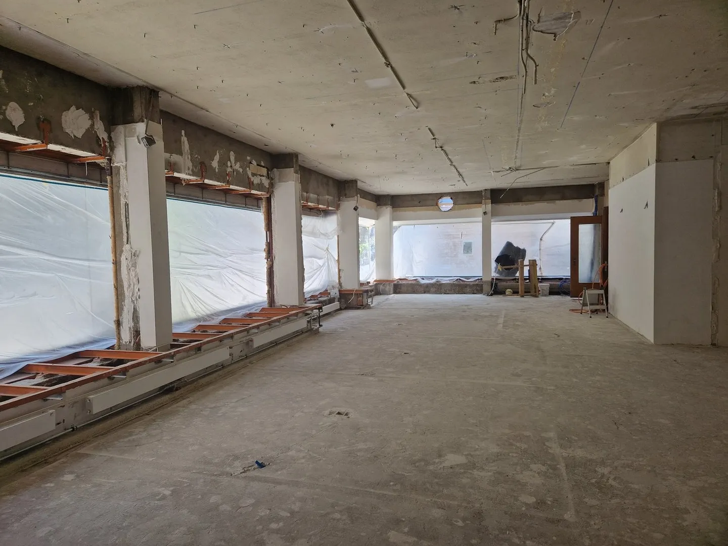 Commercial space on the ground floor - Photo 4 of 6