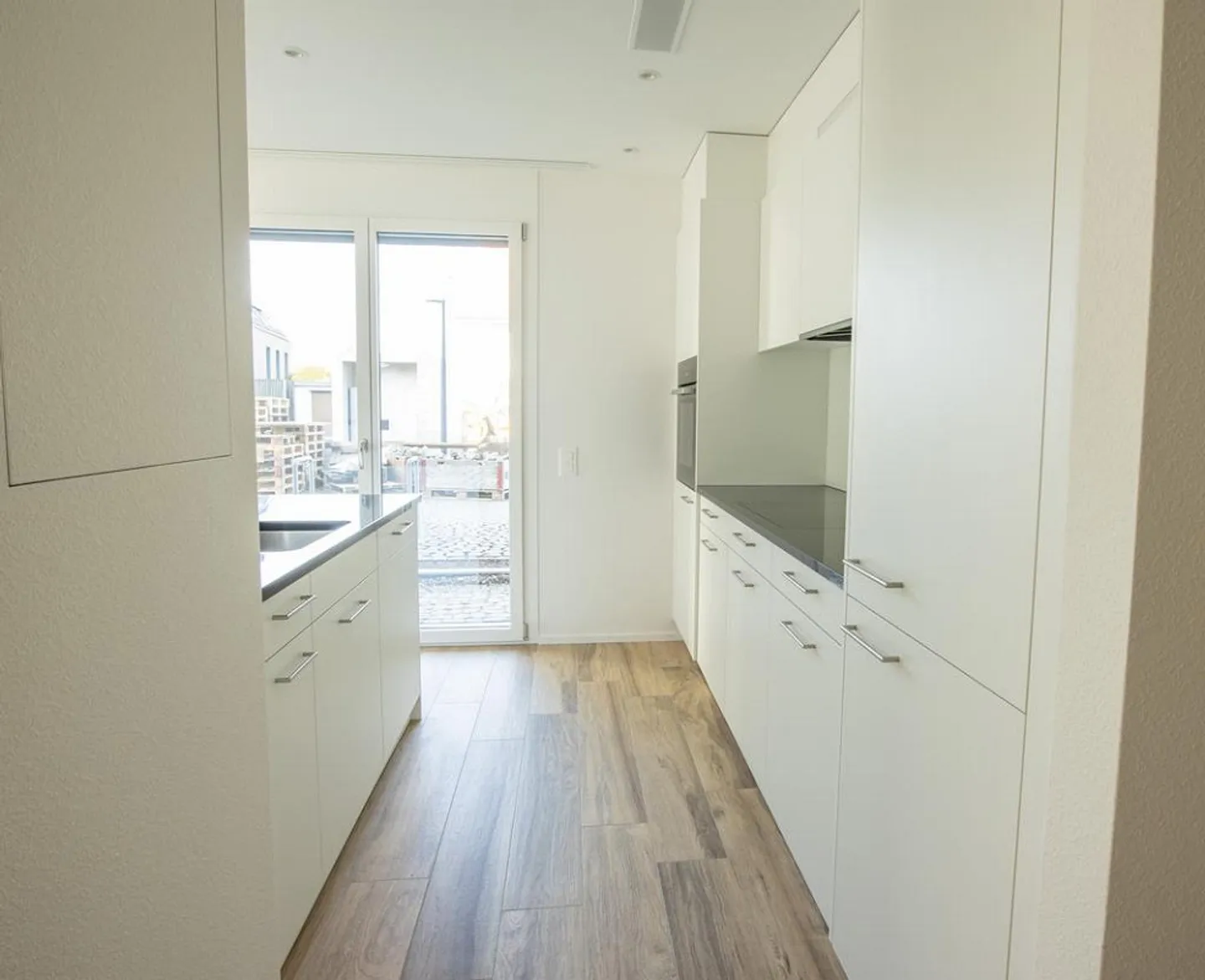 Grosszügige, helle Wohnung mit Sitzplatz und eigener Waschküche - Photo 3 of 11