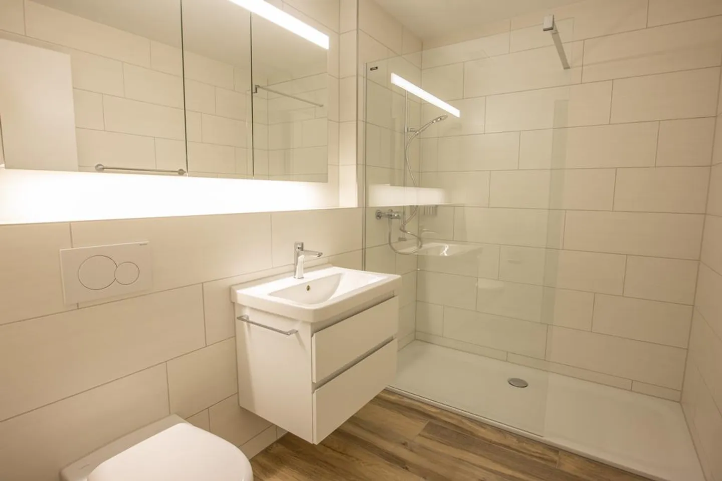 Grosszügige, helle Wohnung mit Sitzplatz und eigener Waschküche - Photo 5 of 11