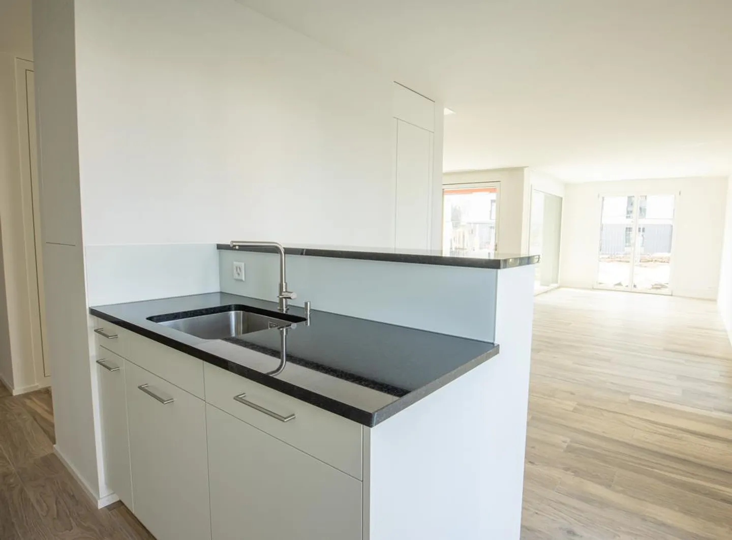 Grosszügige, helle Wohnung mit Sitzplatz und eigener Waschküche - Photo 4 of 11