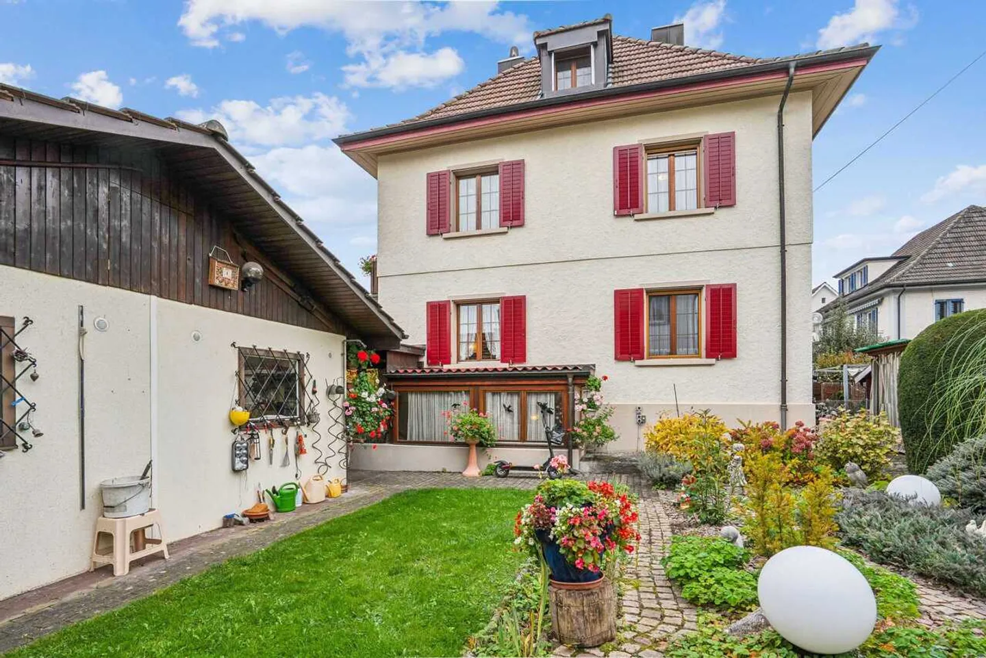 Charming family house with comfort and well-kept garden in Wettingen - Photo 3 of 13