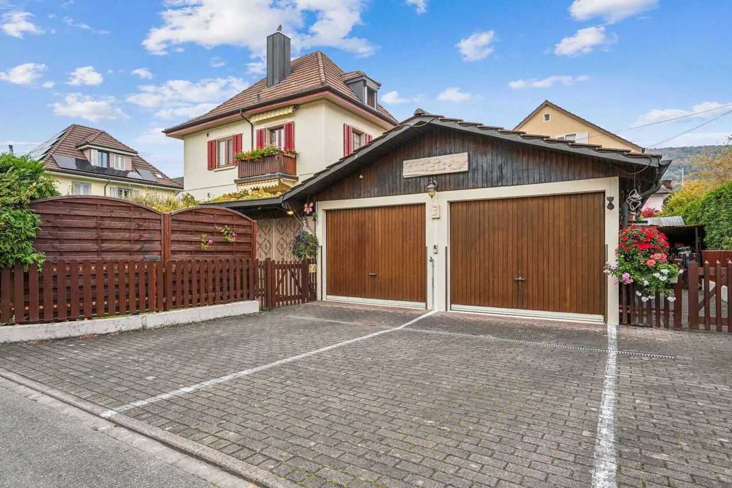 Charming family house with comfort and well-kept garden in Wettingen - Photo 4 of 13