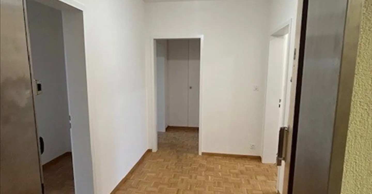 BOUCHET 8 - Large 4-room apartment on the 7th floor - Photo 2 of 9