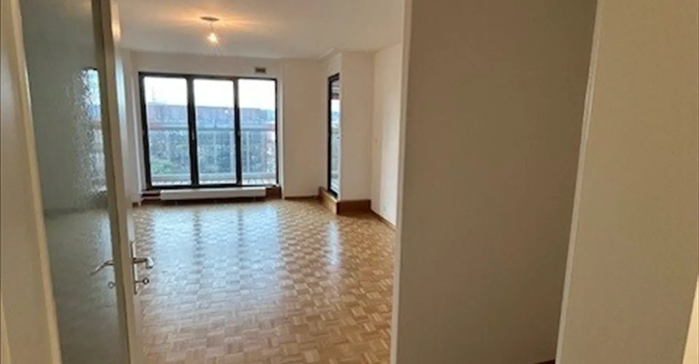 BOUCHET 8 - Large 4-room apartment on the 7th floor - Photo 3 of 9