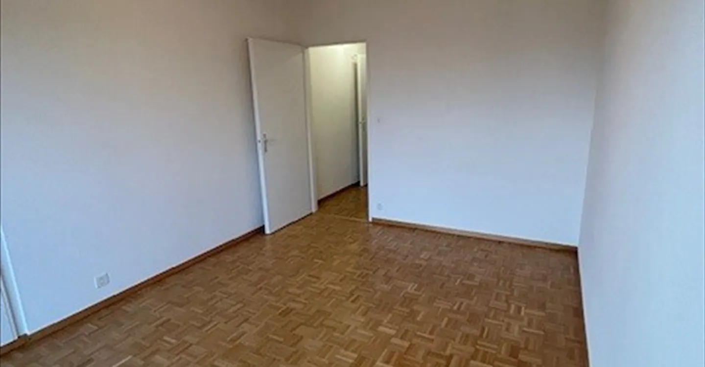 BOUCHET 8 - Large 4-room apartment on the 7th floor - Photo 9 of 9