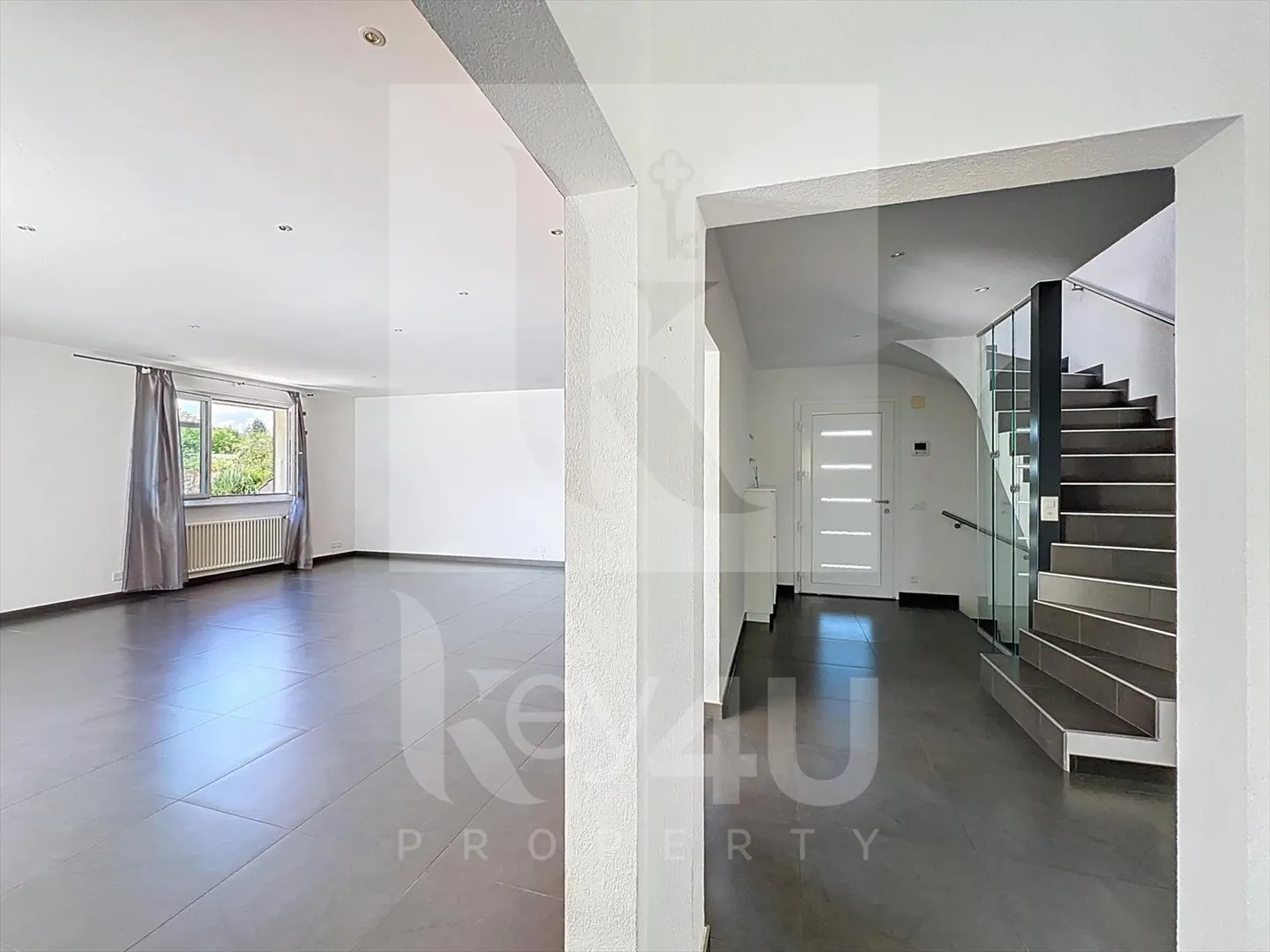 Veyrier ? Spacious family villa with pool, quiet and unobstructed view - Photo 5 of 10