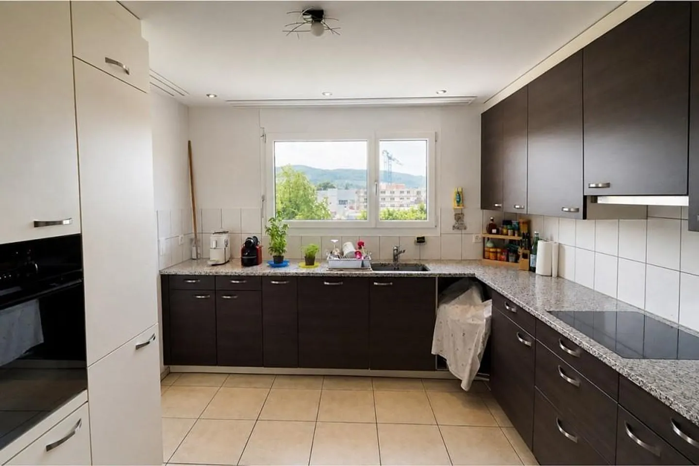 Spacious 4.5-room condominium with glazed balcony in Re... - Photo 5 of 13