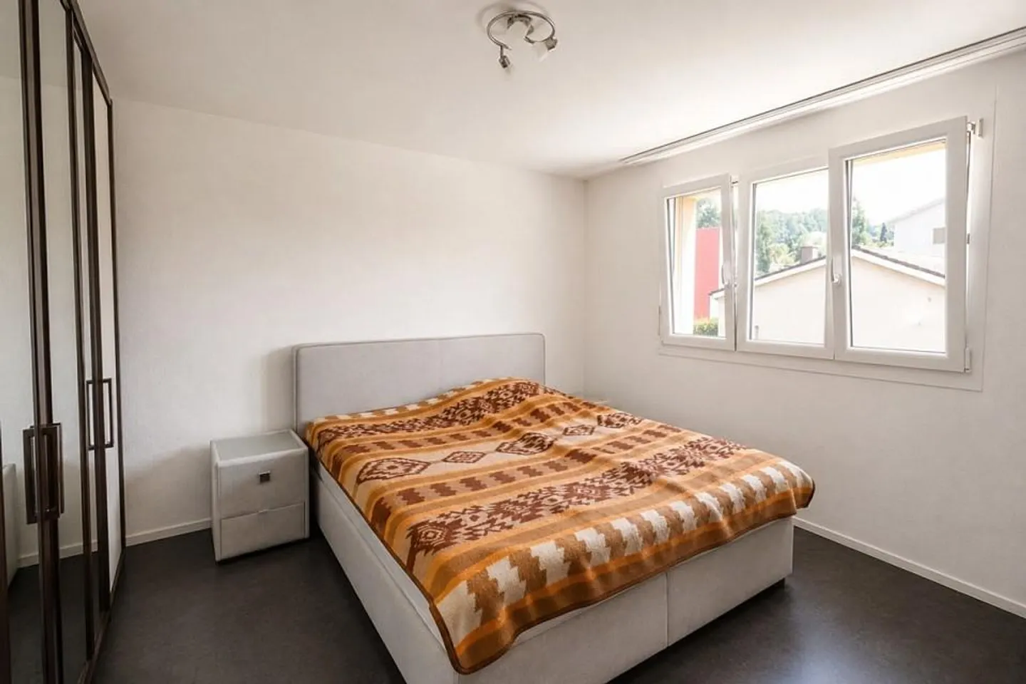 Spacious 4.5-room condominium with glazed balcony in Re... - Photo 7 of 13