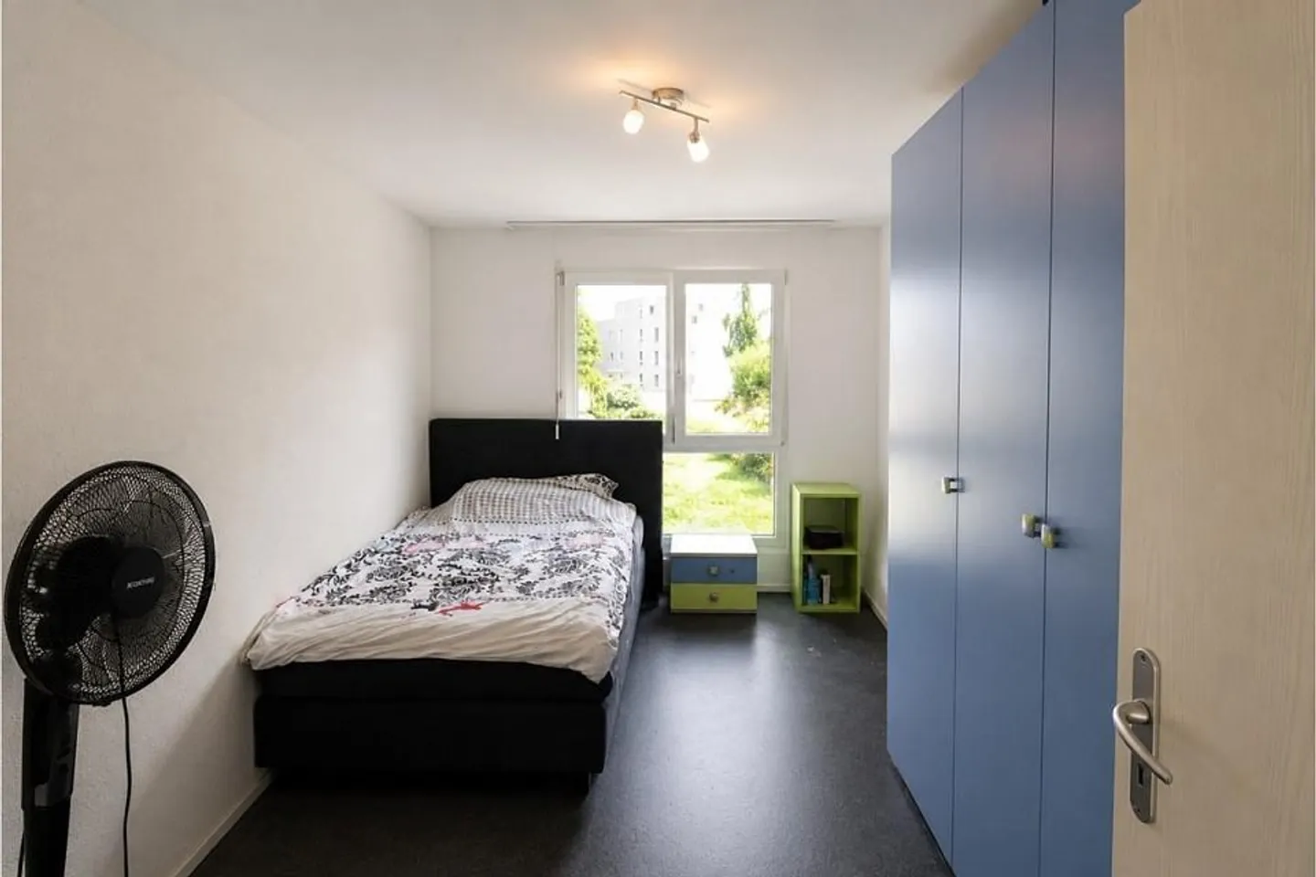 Spacious 4.5-room condominium with glazed balcony in Re... - Photo 9 of 13