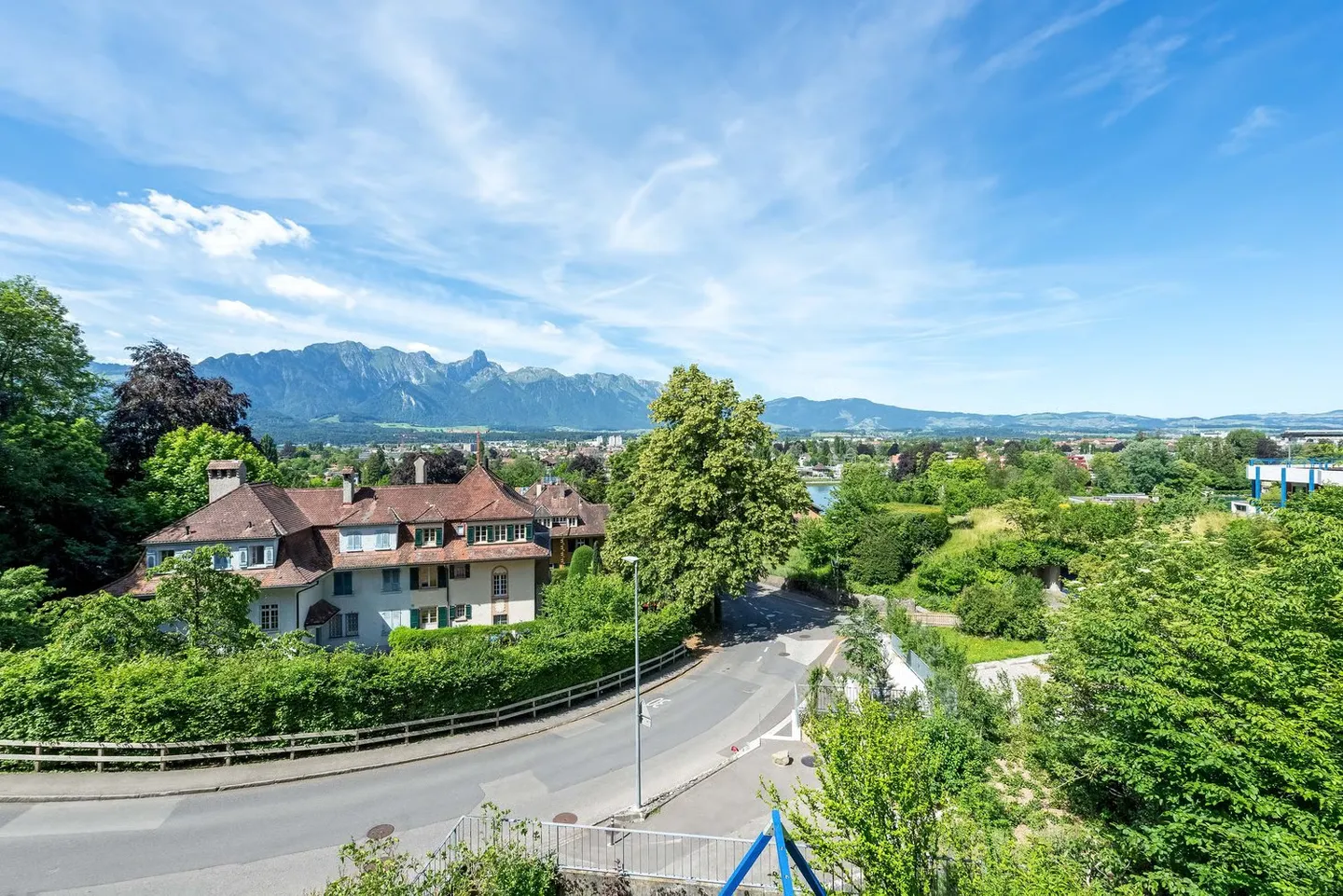 Spacious and bright 4.5-room apartment with mountain view in Thun - Photo 1 of 18