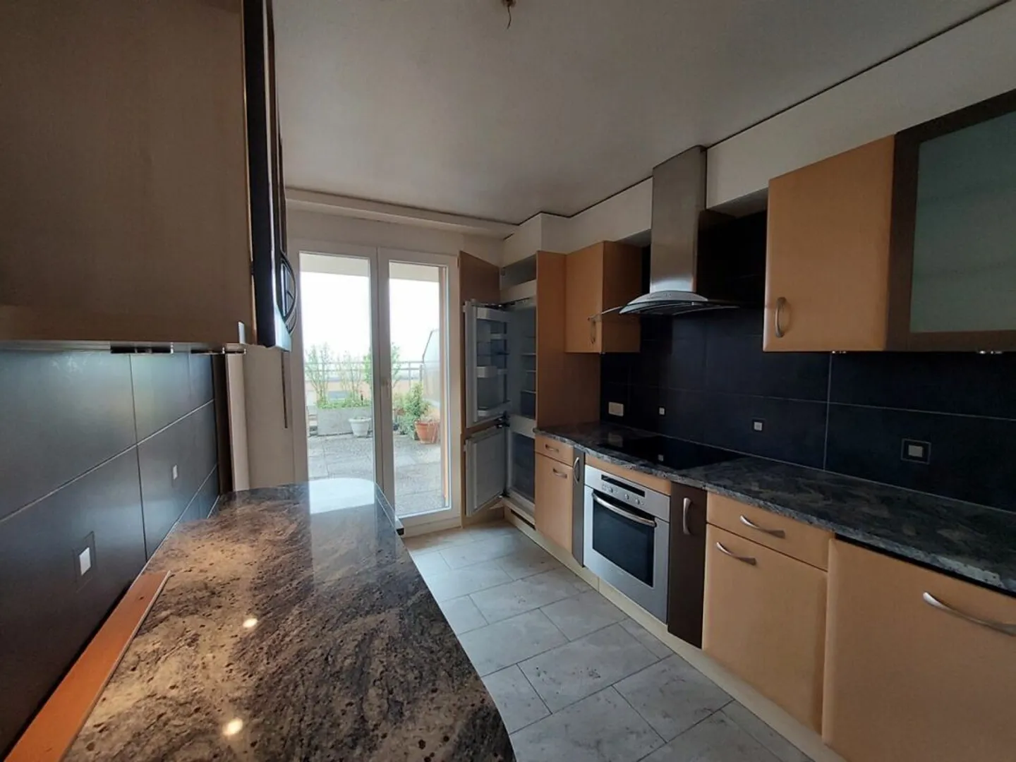 Superb apartment with spacious terrace and lake view - Photo 5 of 11