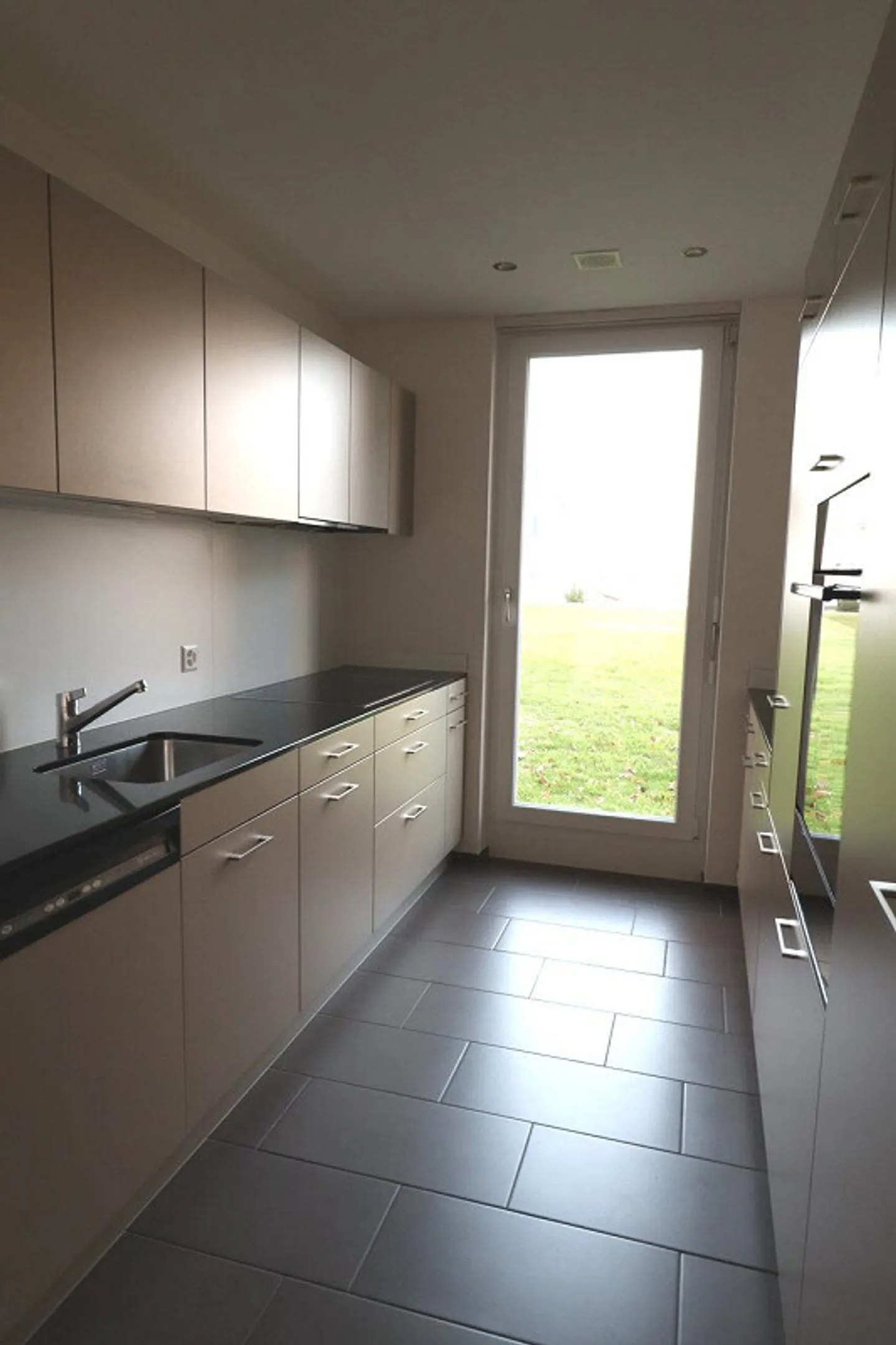 Appartement lumineux au rez-de-chaussée avec espace jardin - idéal pour les familles - Photo 2 sur 10