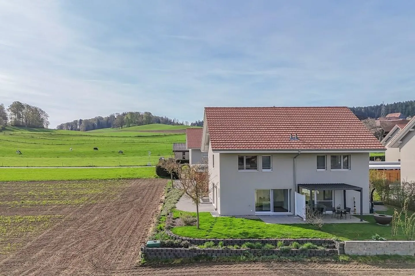 Casa familiare semi-indipendente quasi nuova in un contesto rurale - Foto 1 di 13