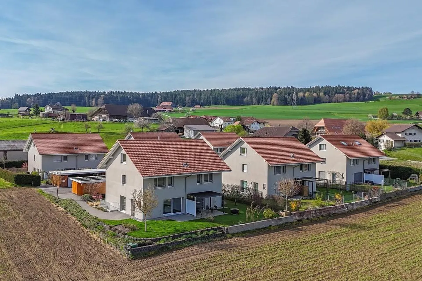 Casa familiare semi-indipendente quasi nuova in un contesto rurale - Foto 2 di 13