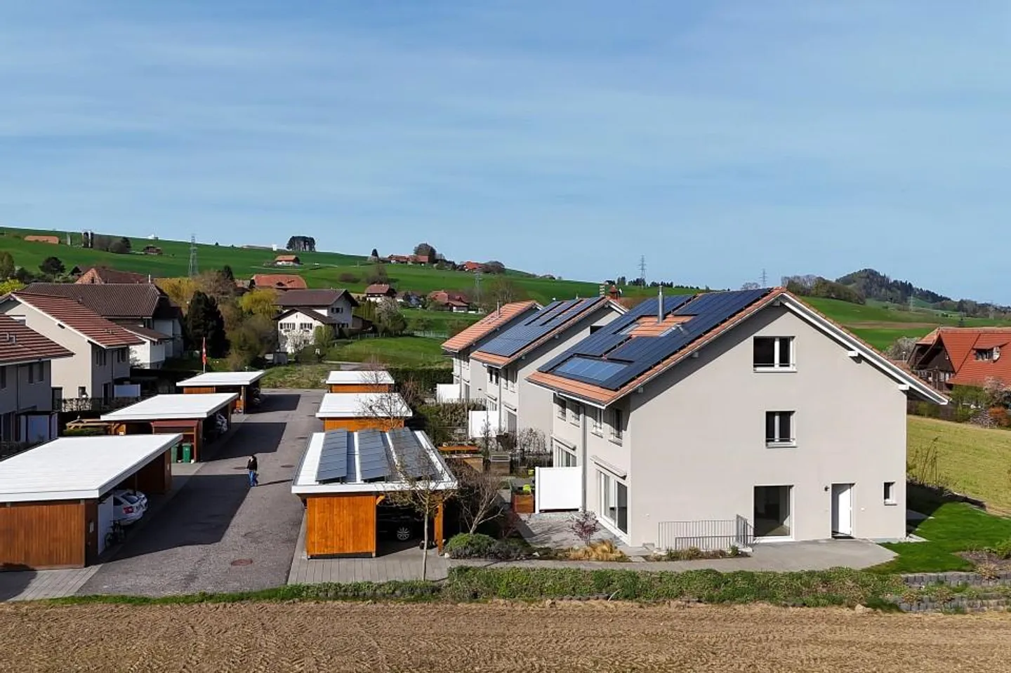 Casa familiare semi-indipendente quasi nuova in un contesto rurale - Foto 3 di 13