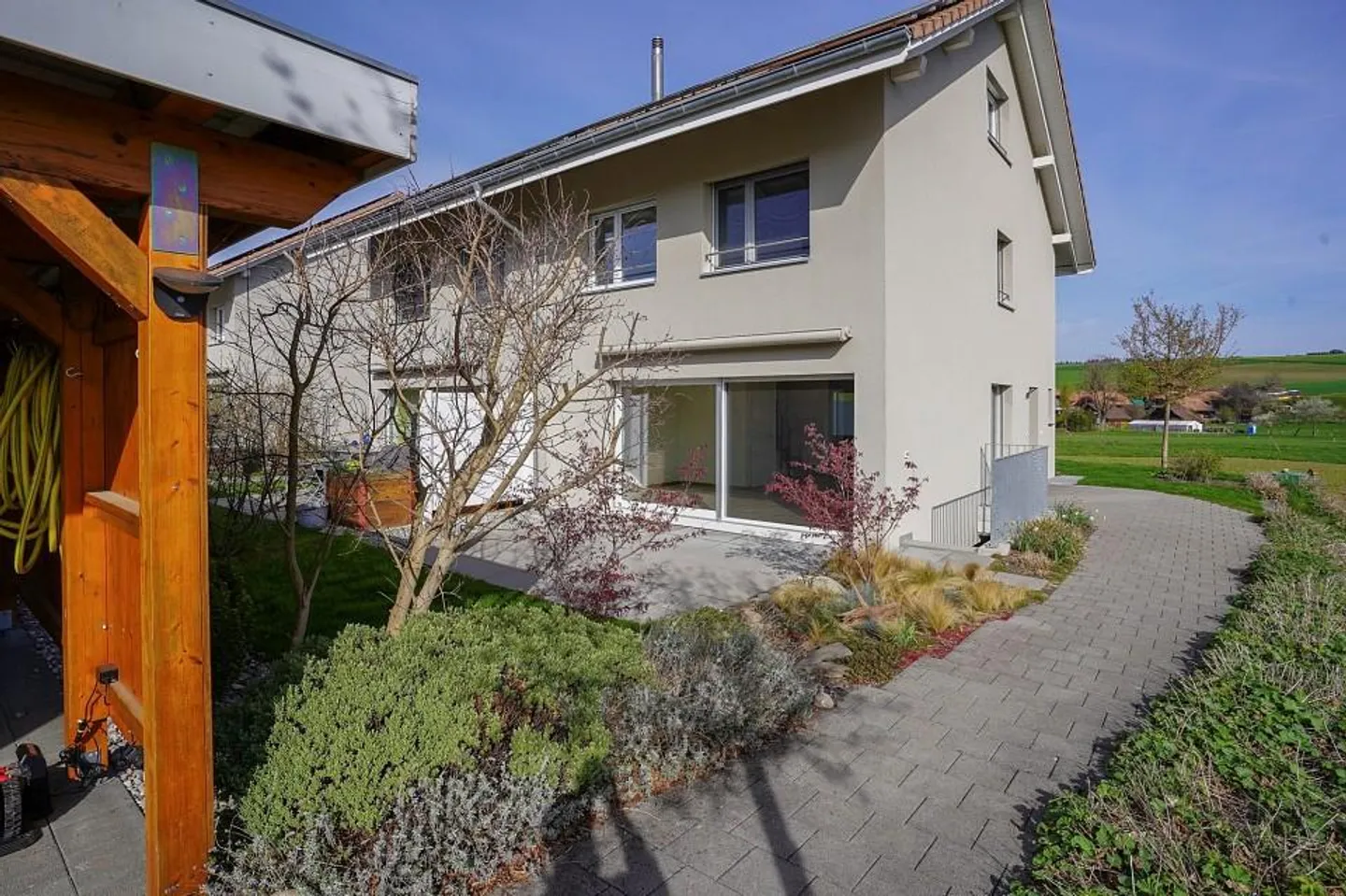 Casa familiare semi-indipendente quasi nuova in un contesto rurale - Foto 4 di 13