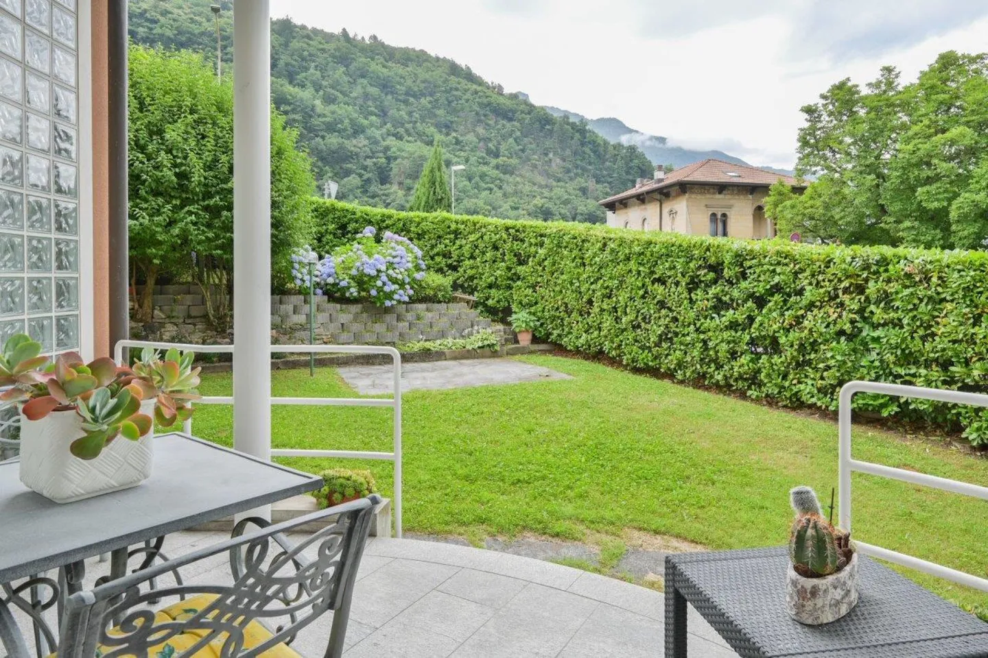 Appartamento con grande giardino in una casa bifamiliare in una posizione ricercata - Foto 2 di 13