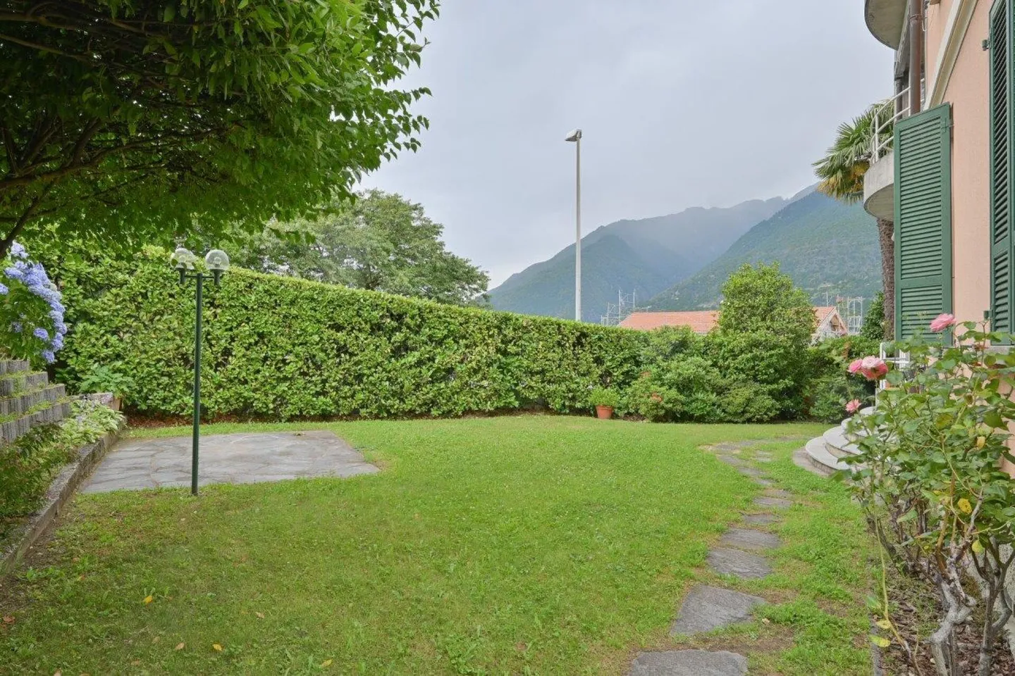 Appartamento con grande giardino in una casa bifamiliare in una posizione ricercata - Foto 4 di 13
