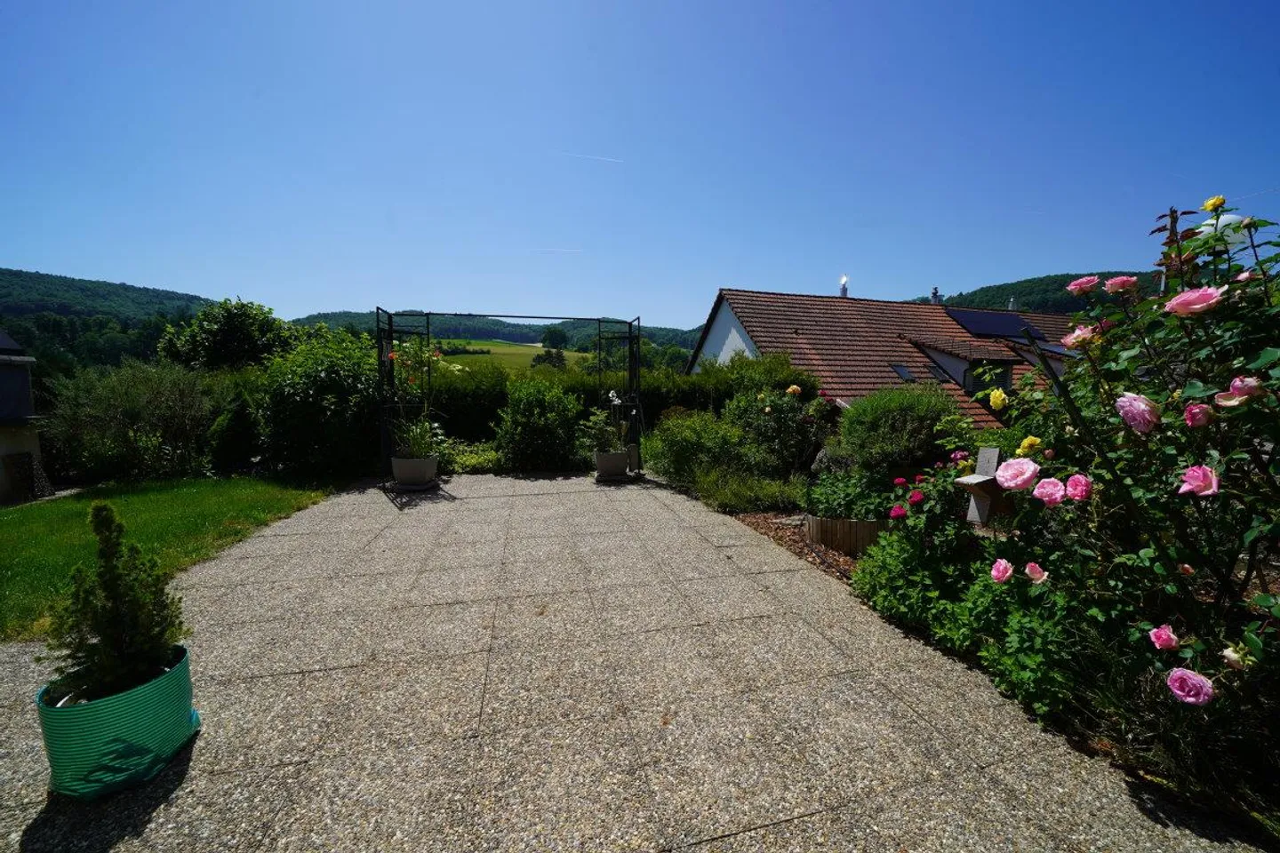 Attractive ground floor apartment with terrace, garden and panoramic view - Photo 3 of 13