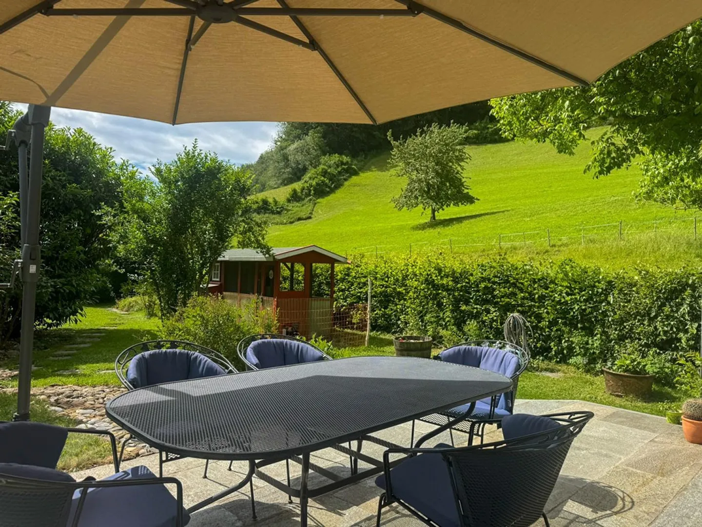 Oggetto del desiderio con il proprio campanile, idillio da giardino e tanto spazio - Foto 2 di 11