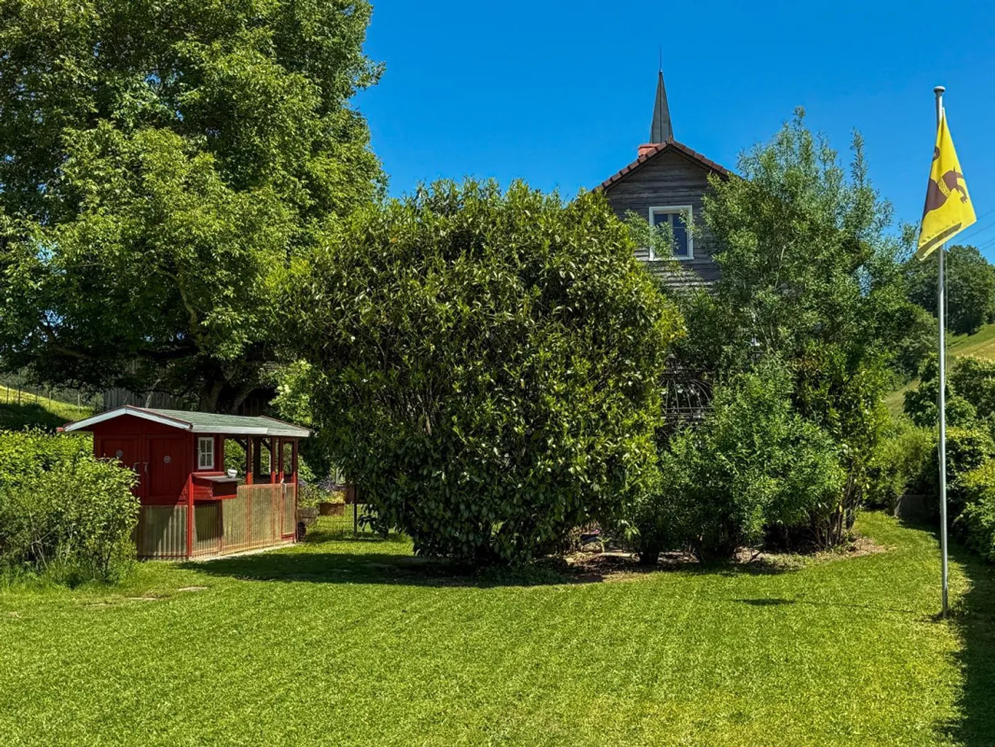Oggetto del desiderio con il proprio campanile, idillio da giardino e tanto spazio - Foto 3 di 11