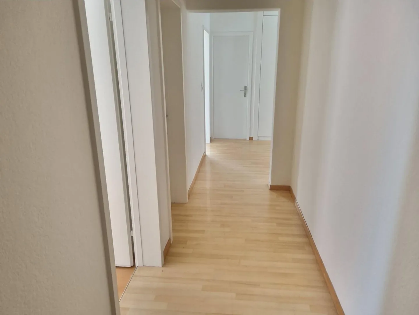 Appartement spacieux et lumineux de 4,5 pièces avec balcon fraîchement peint - Photo 2 sur 6