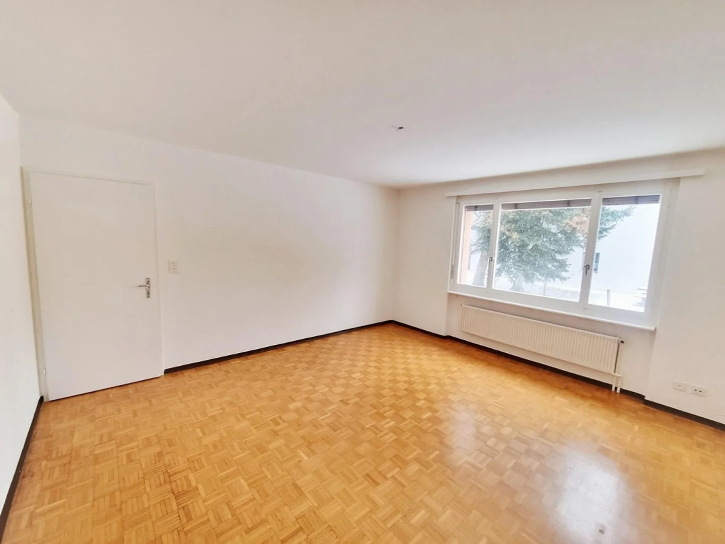 Appartement spacieux et lumineux de 4,5 pièces avec balcon fraîchement peint - Photo 3 sur 6