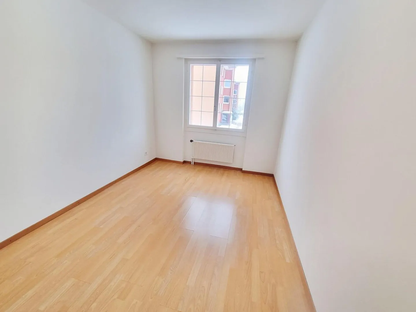 Appartement spacieux et lumineux de 4,5 pièces avec balcon fraîchement peint - Photo 4 sur 6