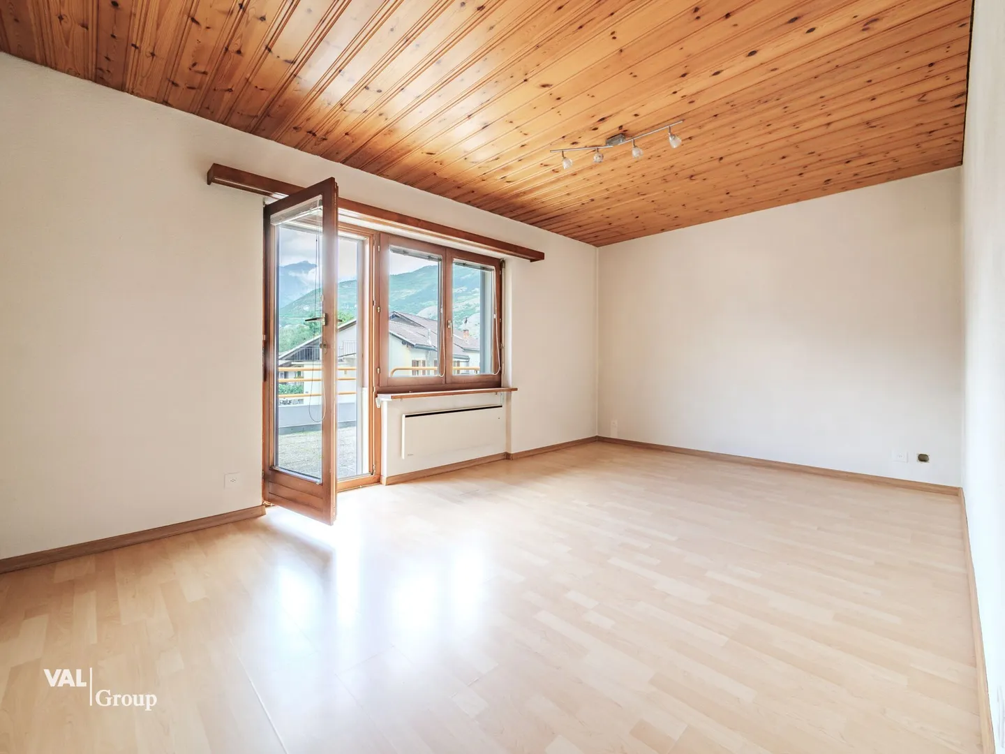 La tradition rencontre l'avenir : propriété résidentielle et commerciale avec un potentiel polyvalent - Photo 5 sur 22