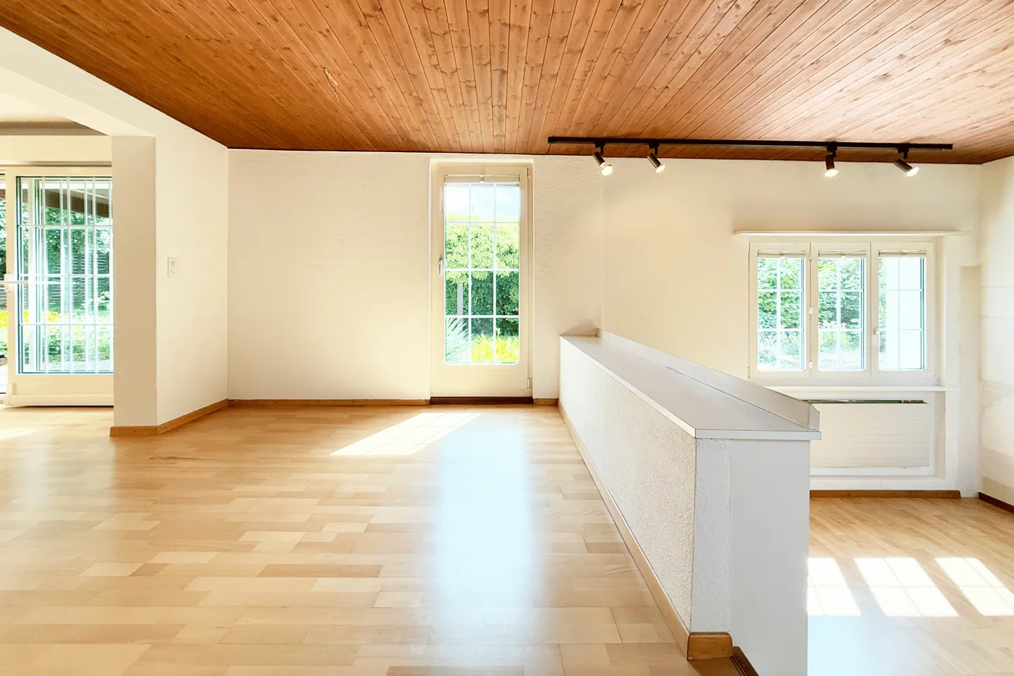 Maison individuelle spacieuse avec jardin dans un quartier résidentiel calme à Therwil - Photo 3 sur 10