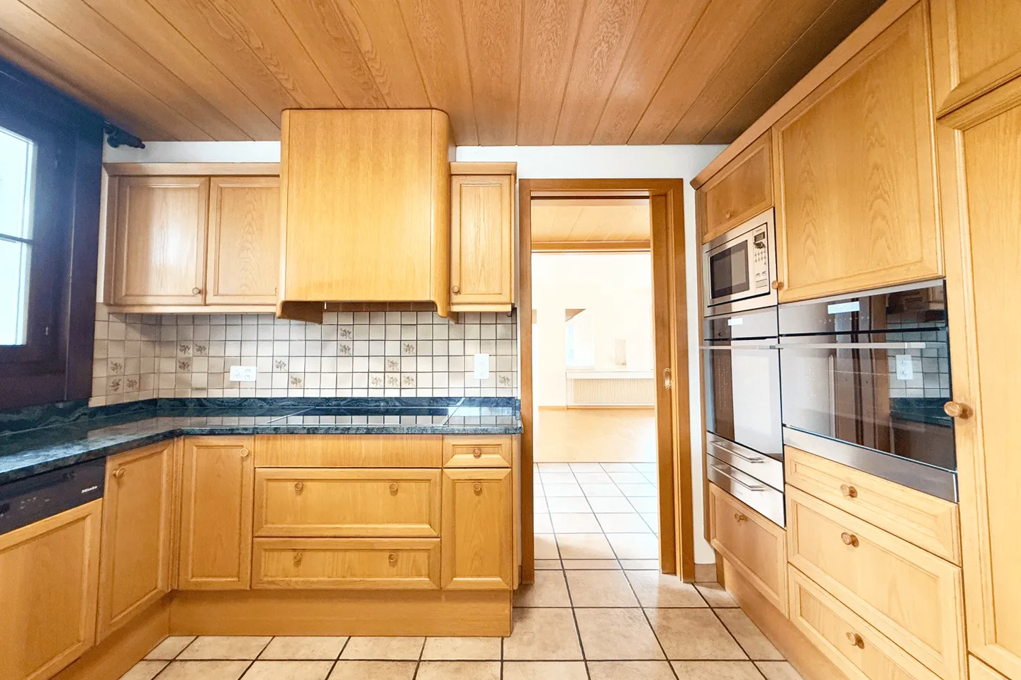 Maison individuelle spacieuse avec jardin dans un quartier résidentiel calme à Therwil - Photo 7 sur 10