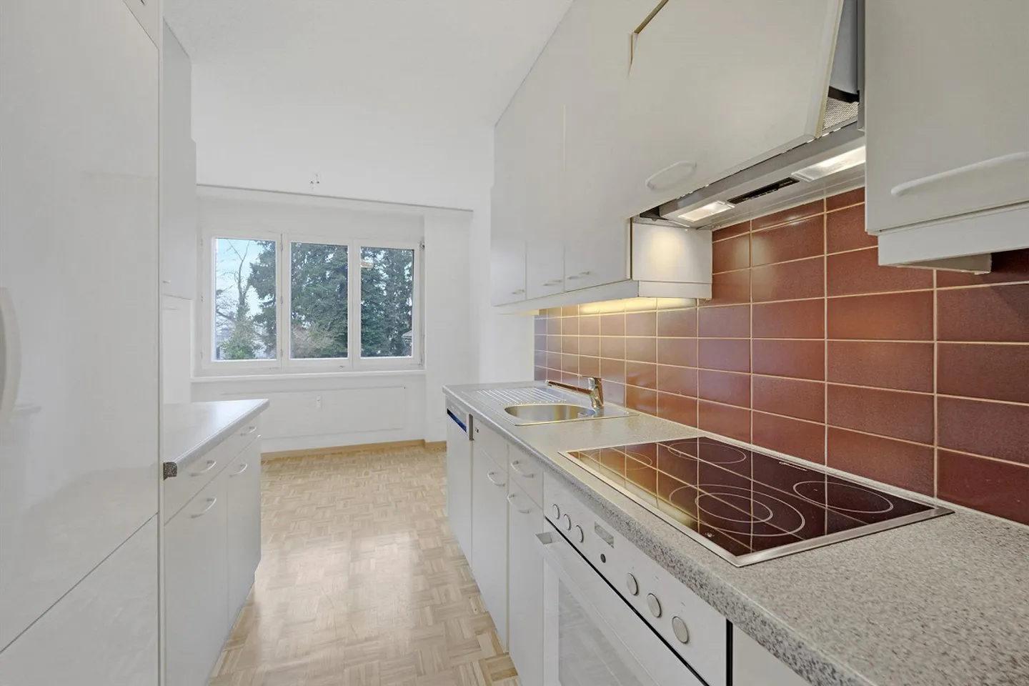 Vie de rêve dans le vert : spacieux appartement de 4,5 pièces au rez-de-chaussée - Photo 3 sur 6