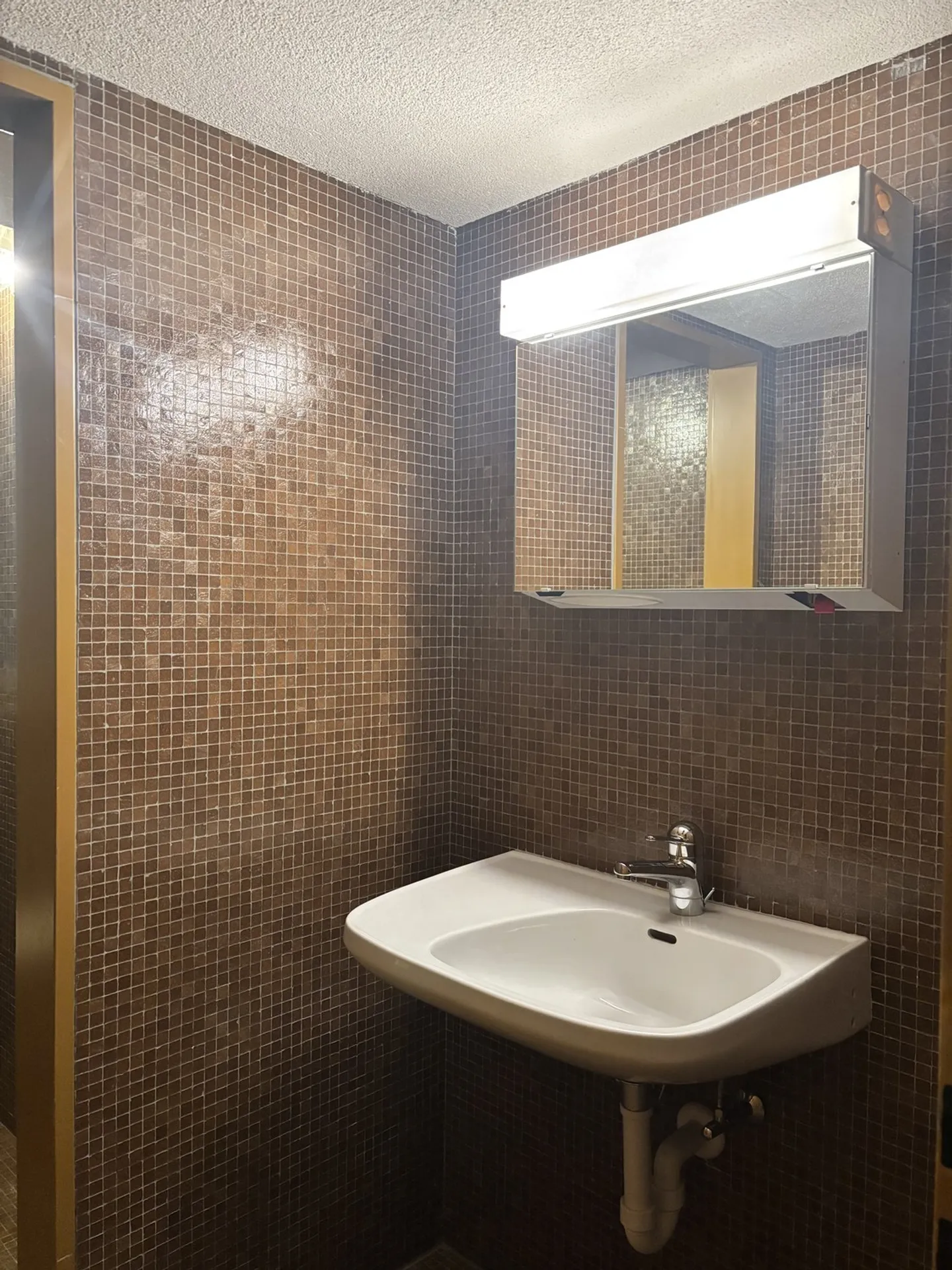 Attractive ground floor shop in a central location - Photo 3 of 16