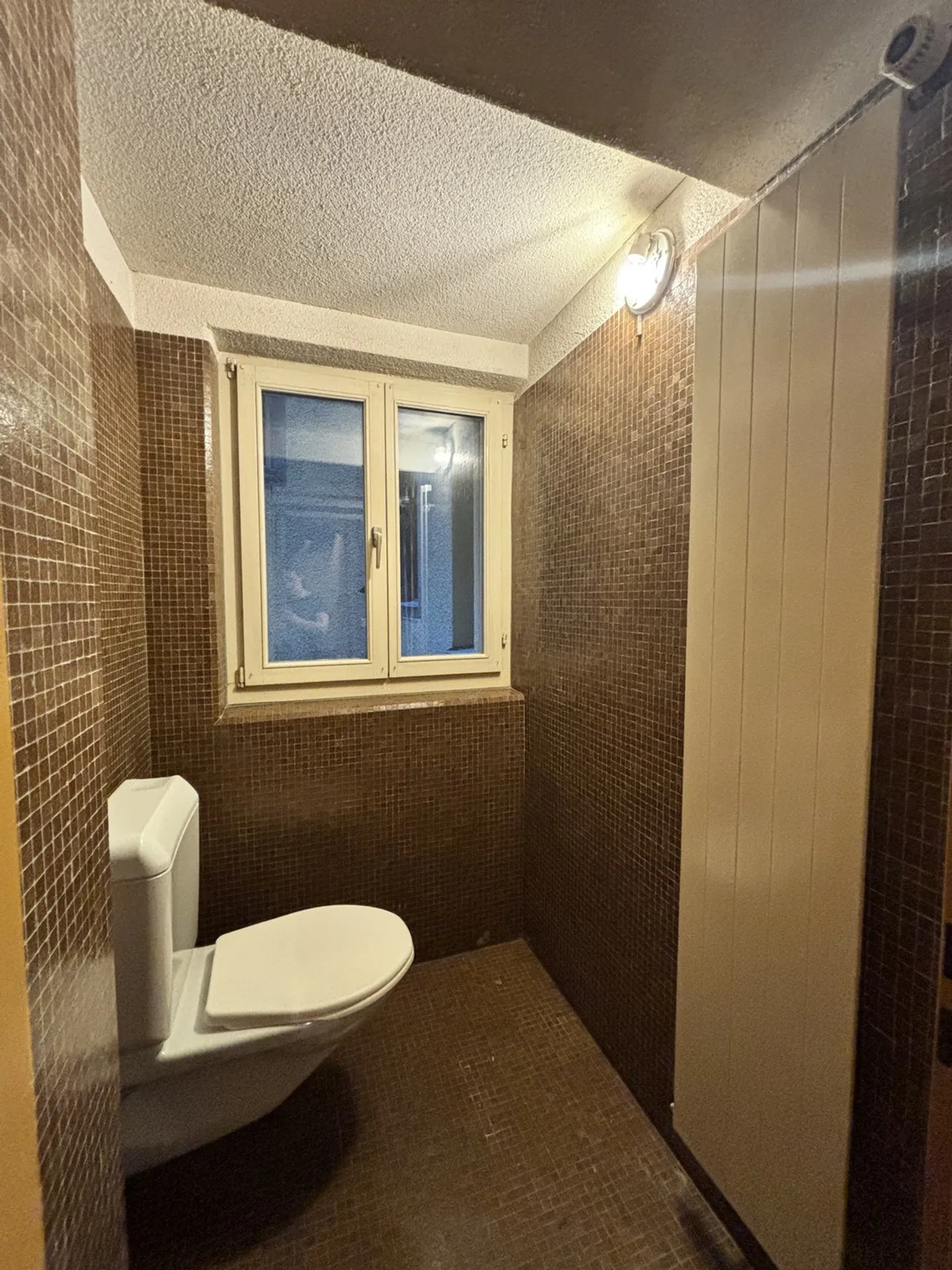 Attractive ground floor shop in a central location - Photo 4 of 16