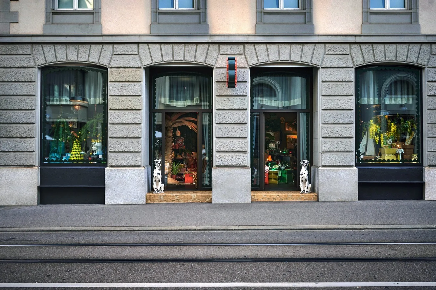 Attractive ground floor shop in a central location - Photo 2 of 16