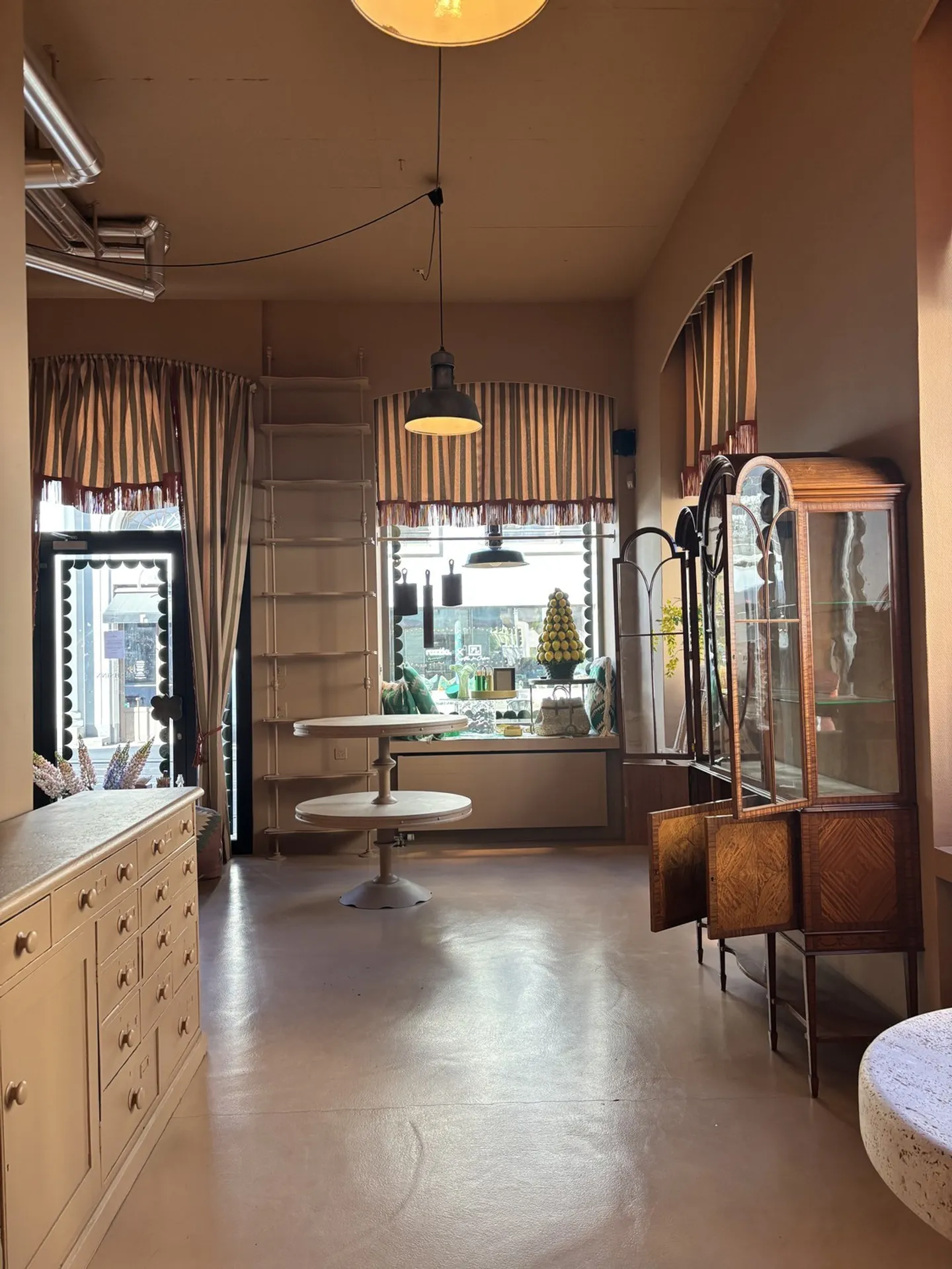 Attractive ground floor shop in a central location - Photo 7 of 16